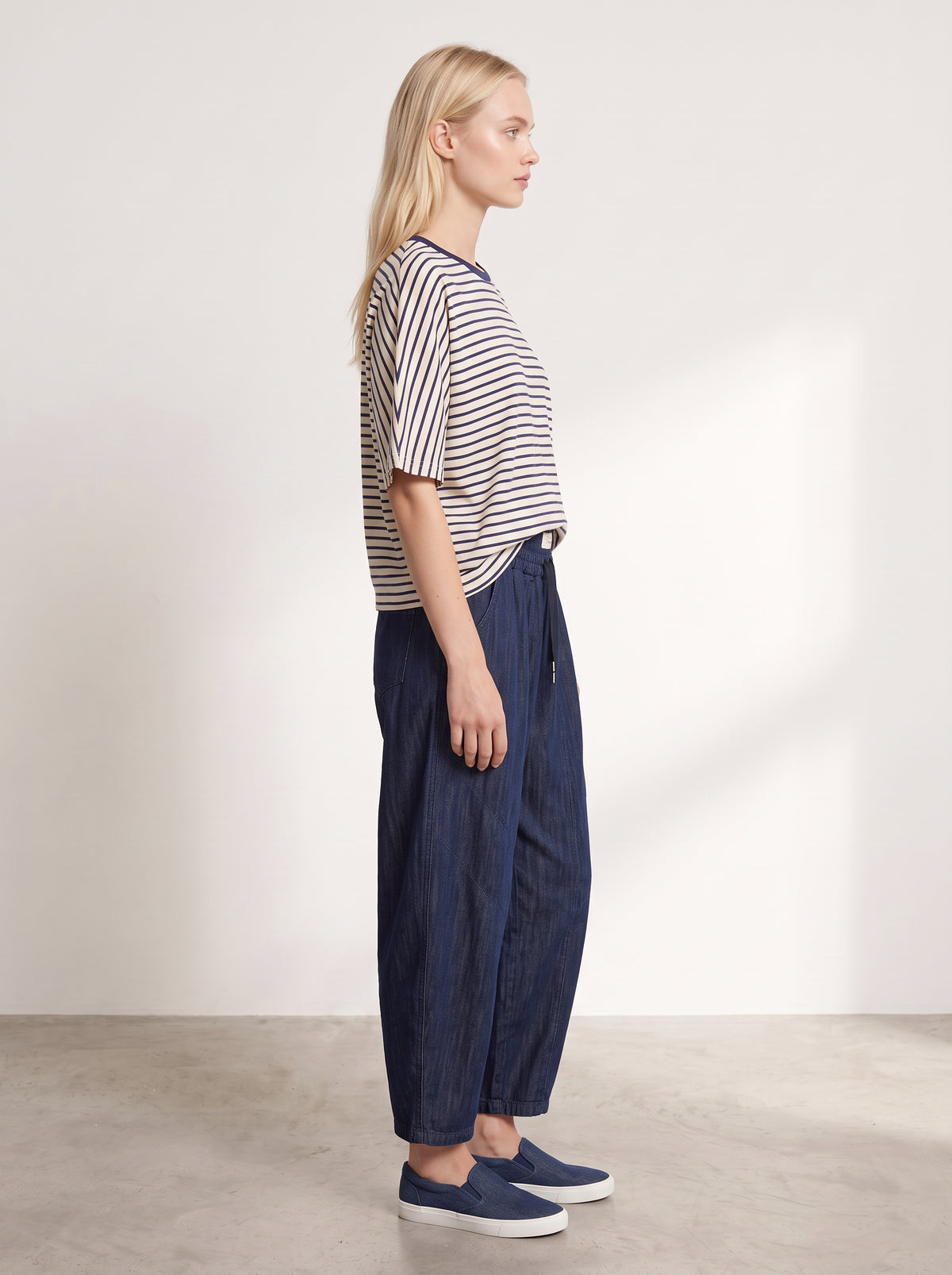 Tee-shirt Minnie rayé bleu — vue portée de profil