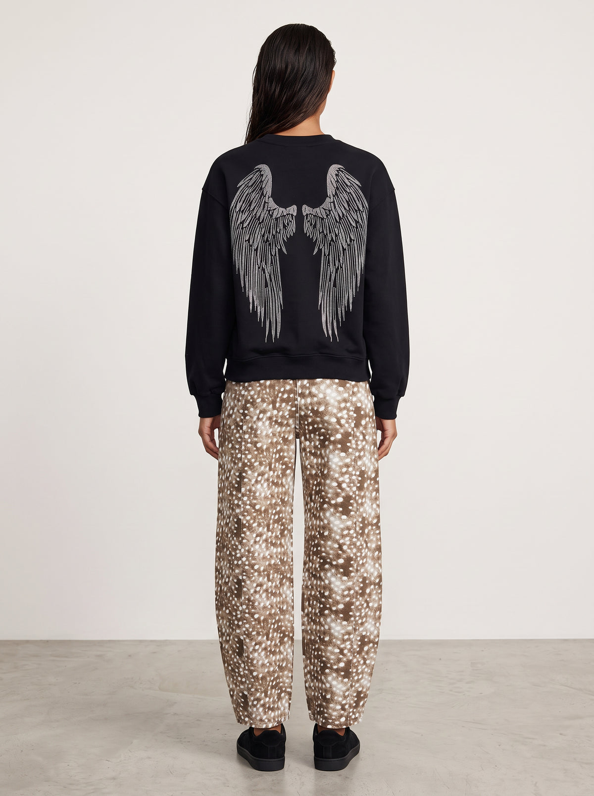 Sweat Angel noir et pantalon Bambi portés de dos