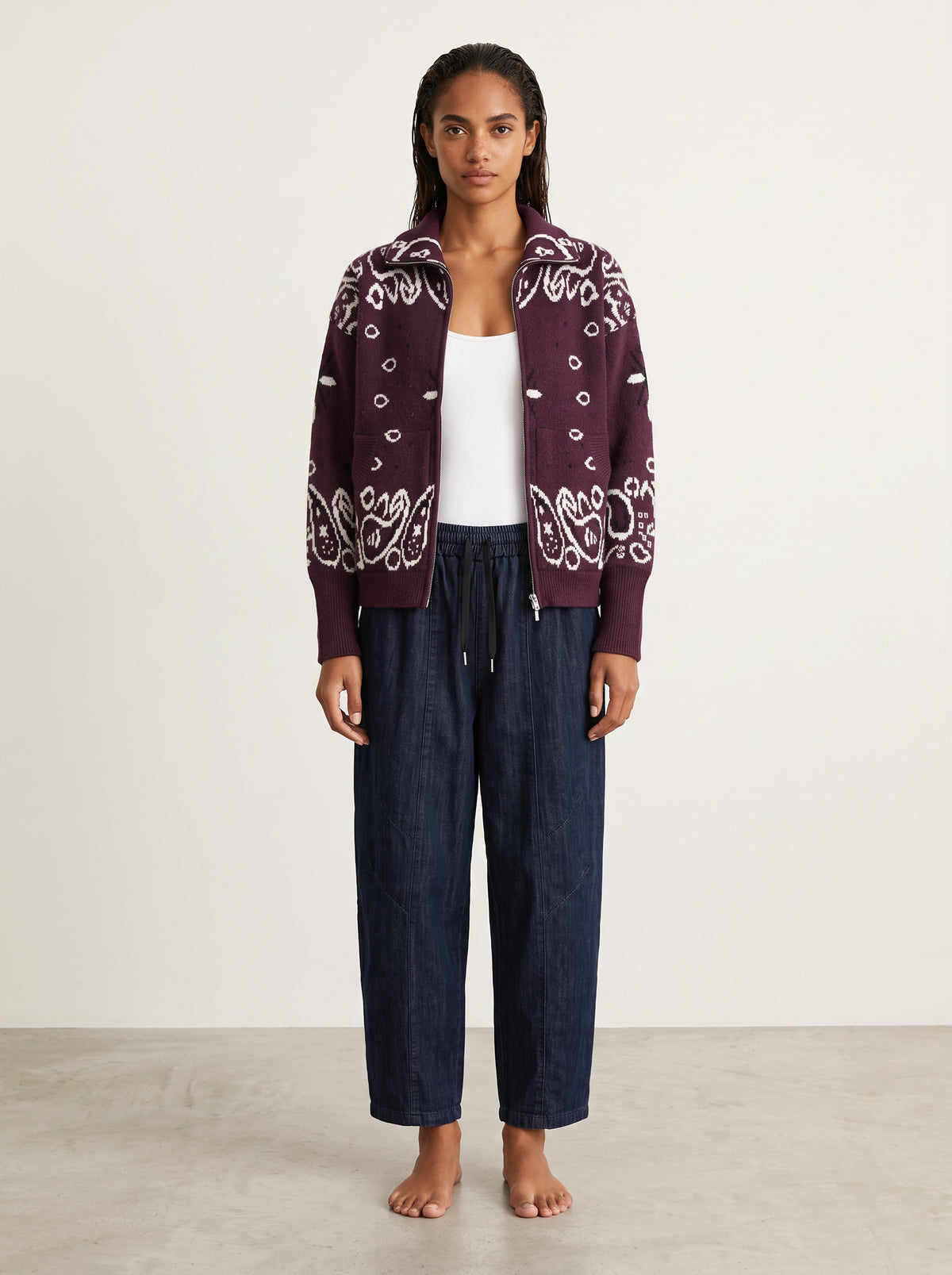 Gilet Bandana bordeaux porté de face avec le pantalon Jacob