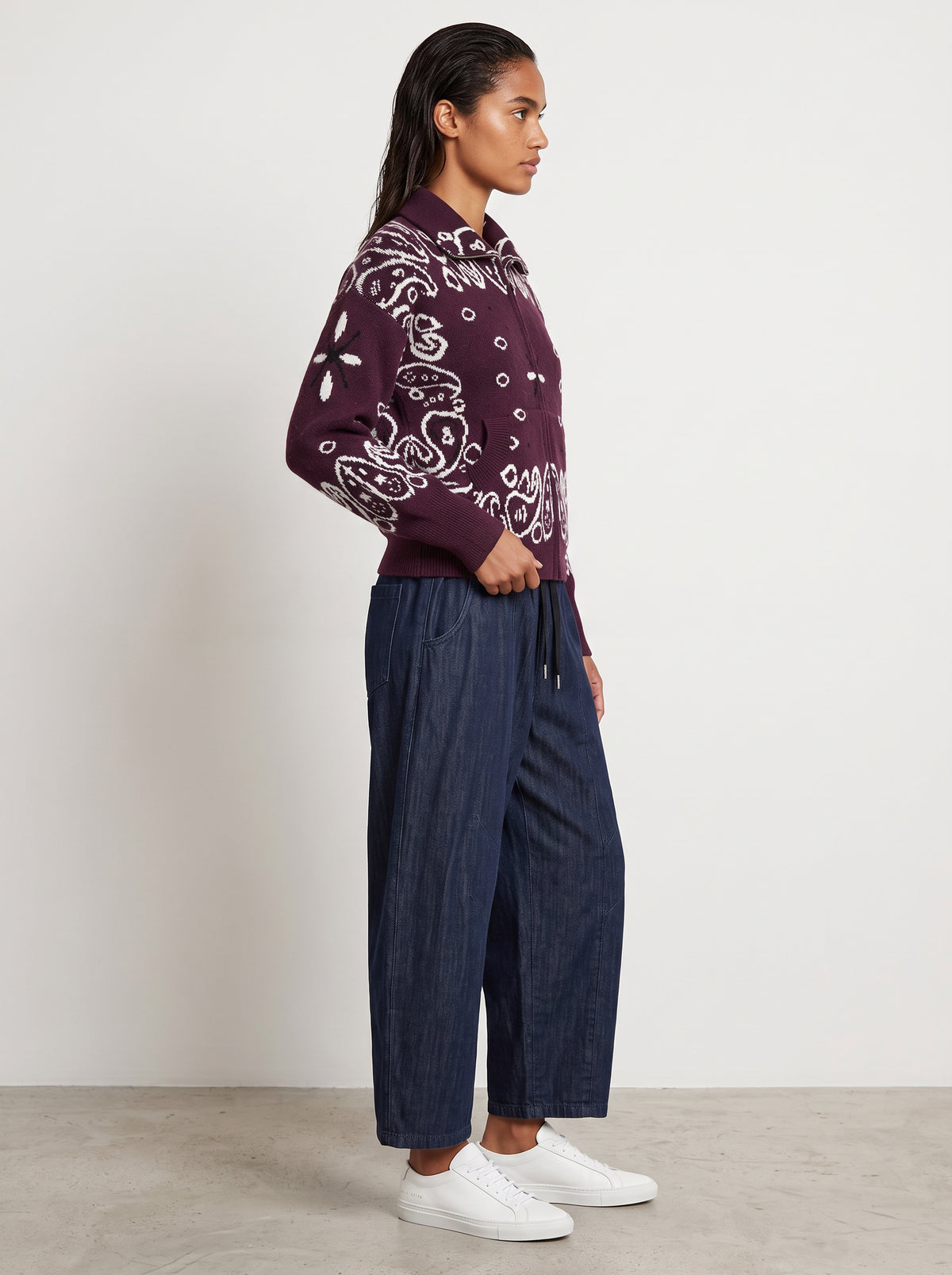 Gilet Bandana bordeaux porté de profil avec le pantalon Jacob