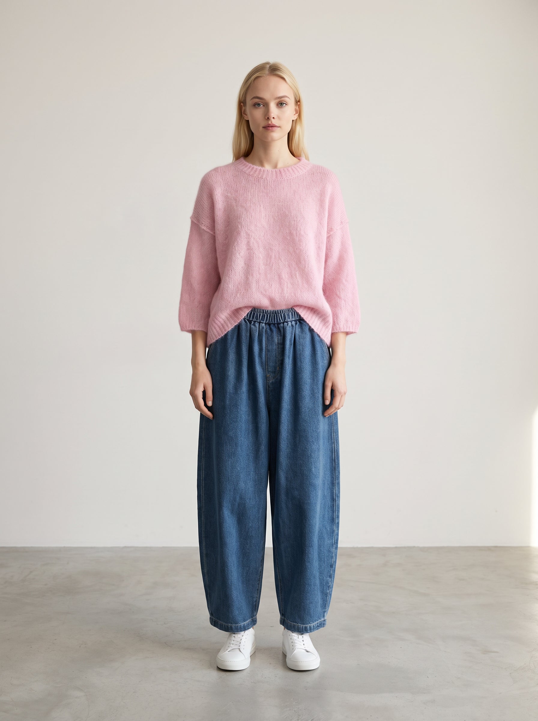 Pull Billie rose et pantalon ballon denim portés — vue de face