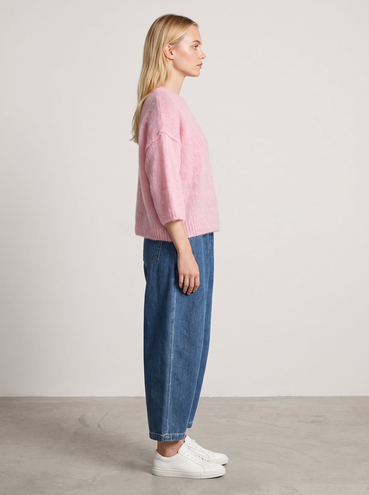 Pull Billie rose et pantalon ballon denim portés — vue de profil