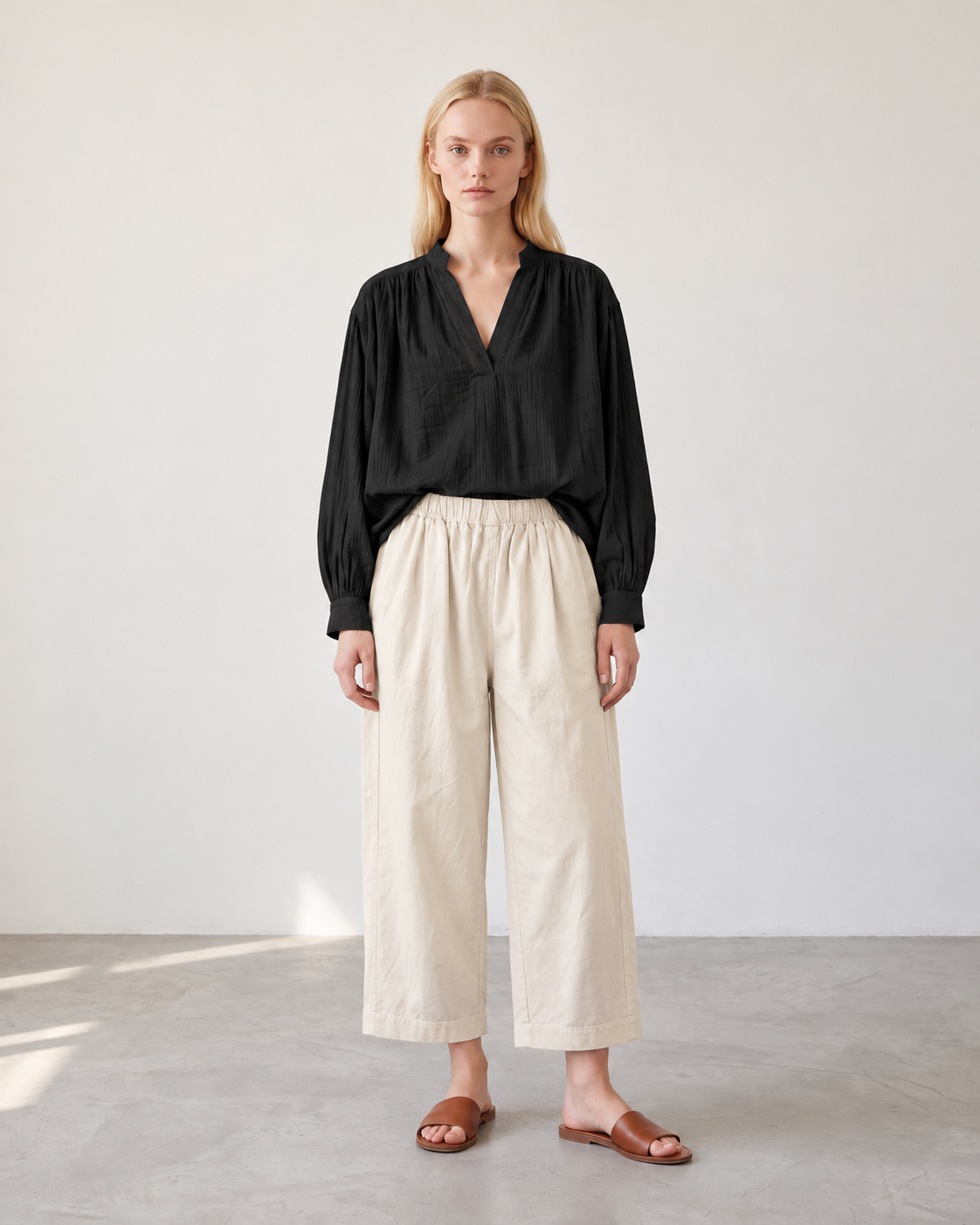 Blouse Vanessa noire portée de face avec le pantalon Auguste écru