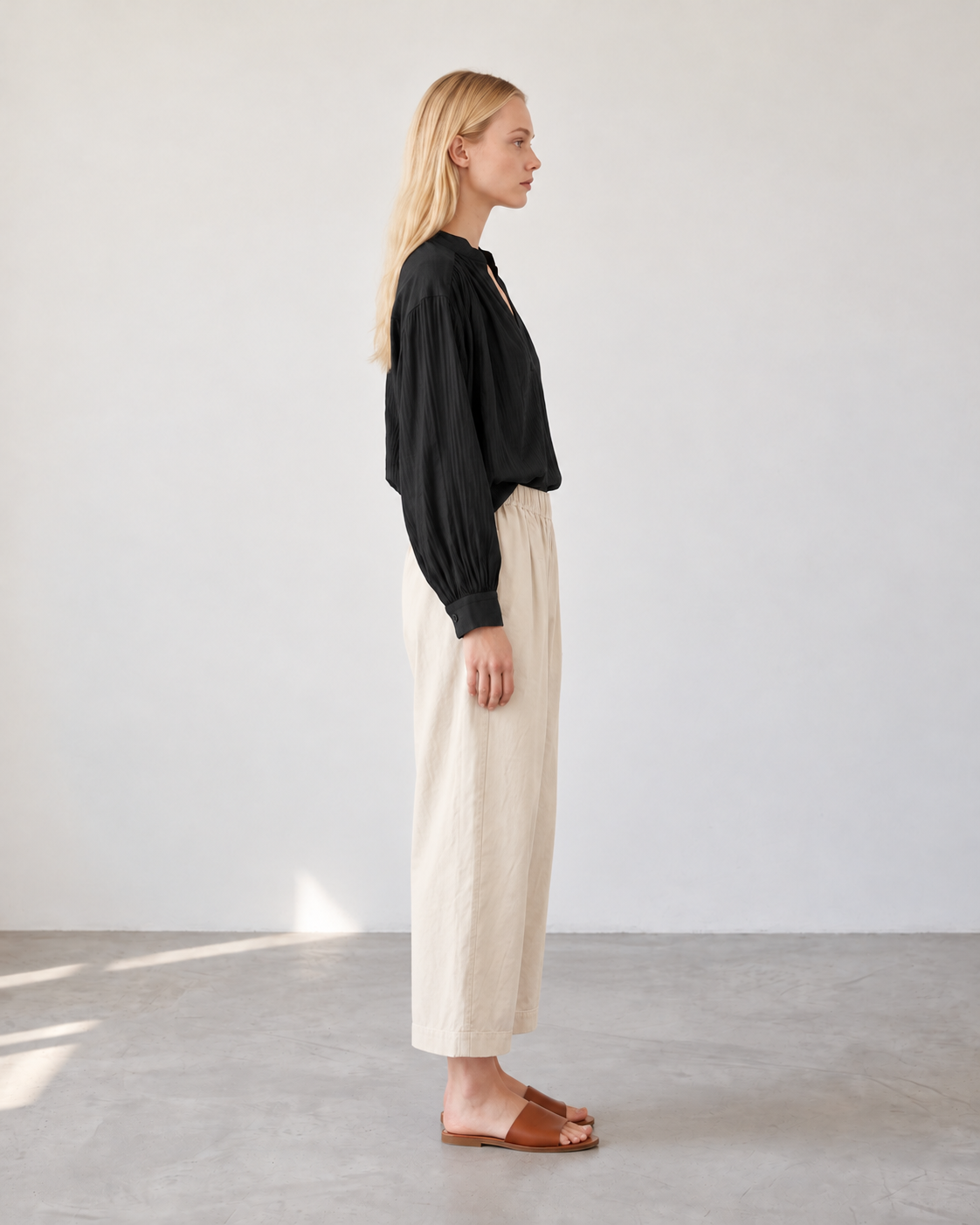 Blouse Vanessa noire portée de profil avec le pantalon Auguste écru