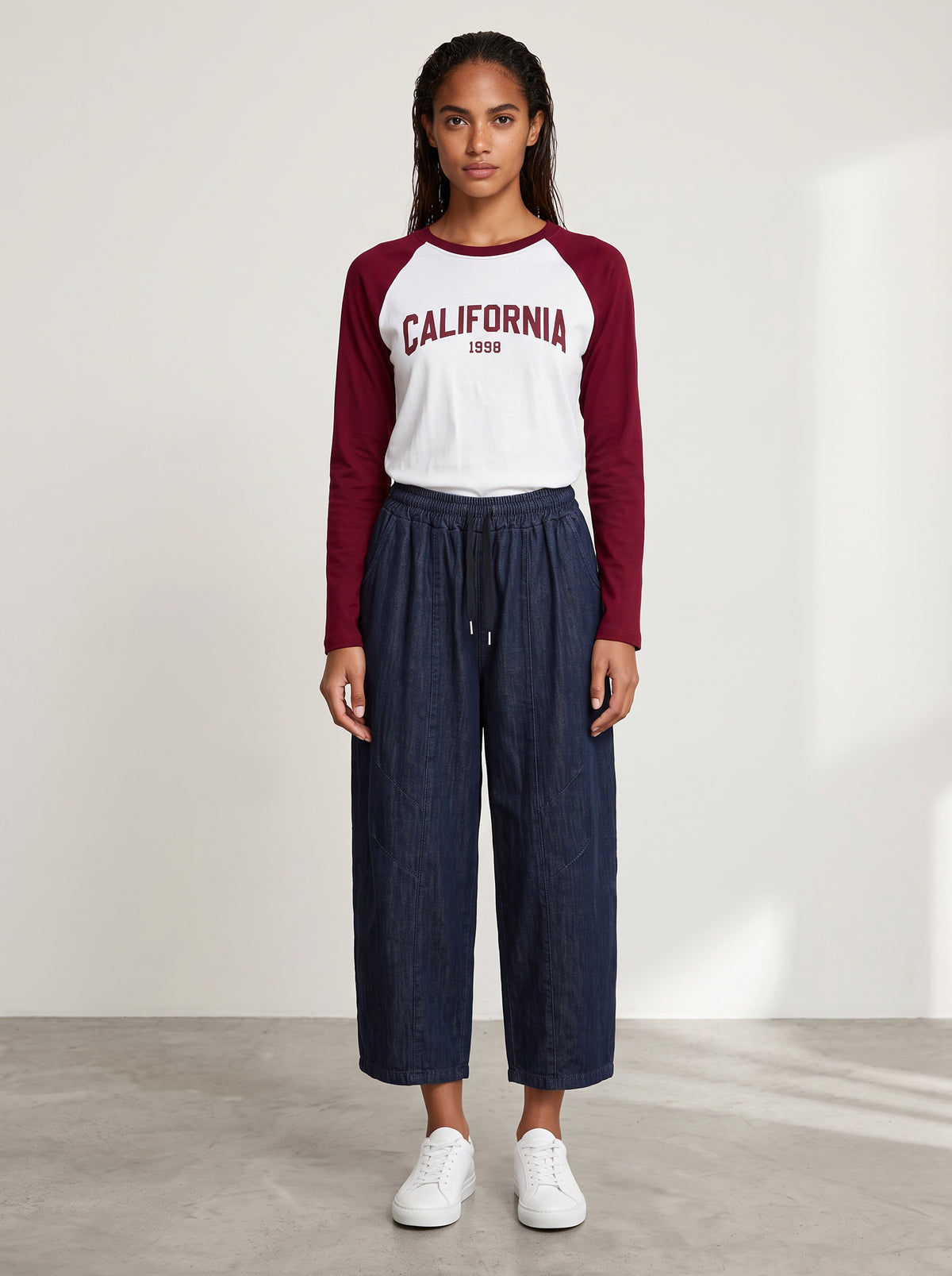 Tee-shirt California bordeaux porté de face avec le pantalon Jacob