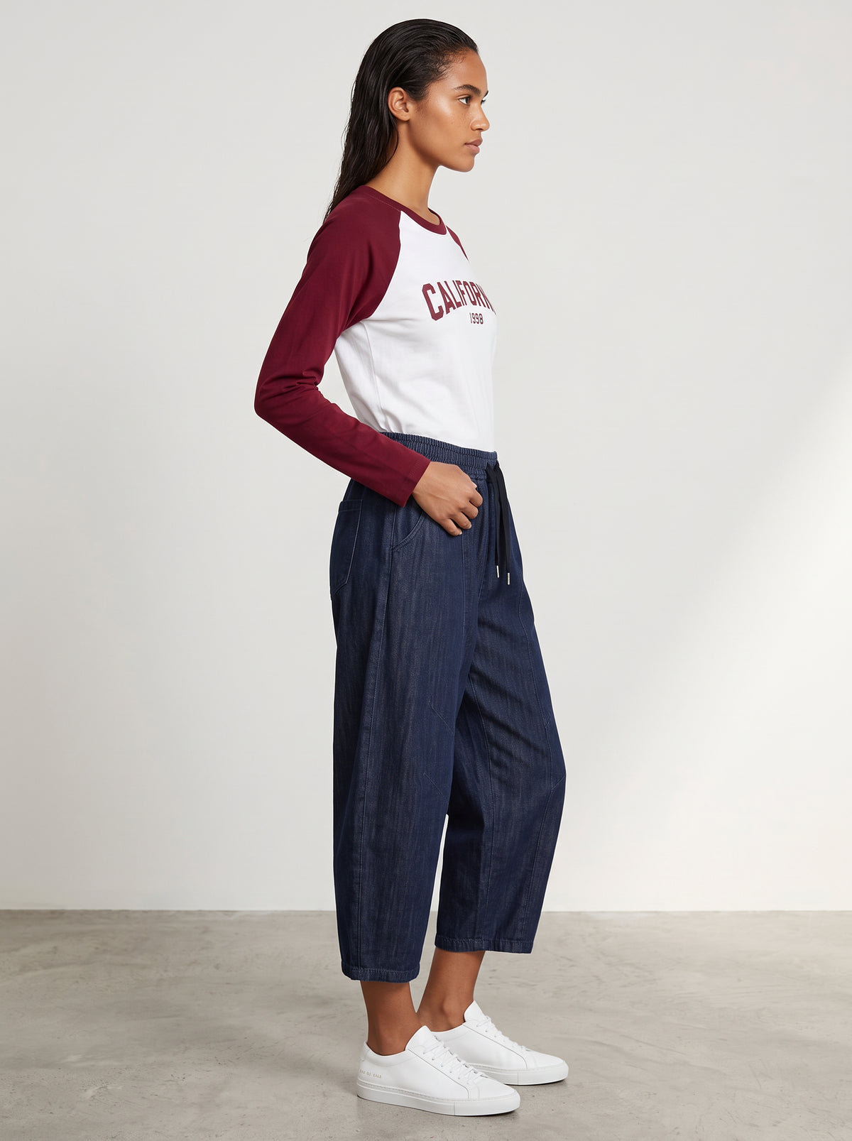 Tee-shirt California bordeaux porté de profil avec le pantalon Jacob