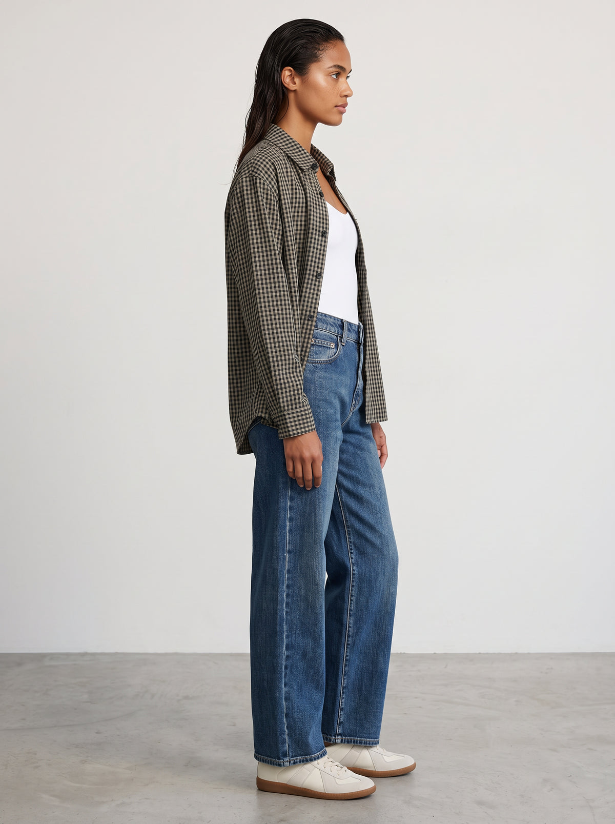 Chemise Léna portée avec le jean Sarah – vue de profil