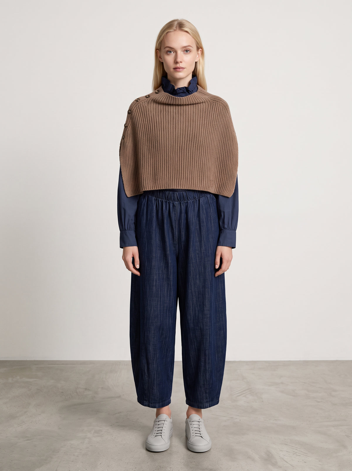 Couvre épaule Camel cacciu porté de face avec la chemise Victoria et le pantalon Magic barrel denim