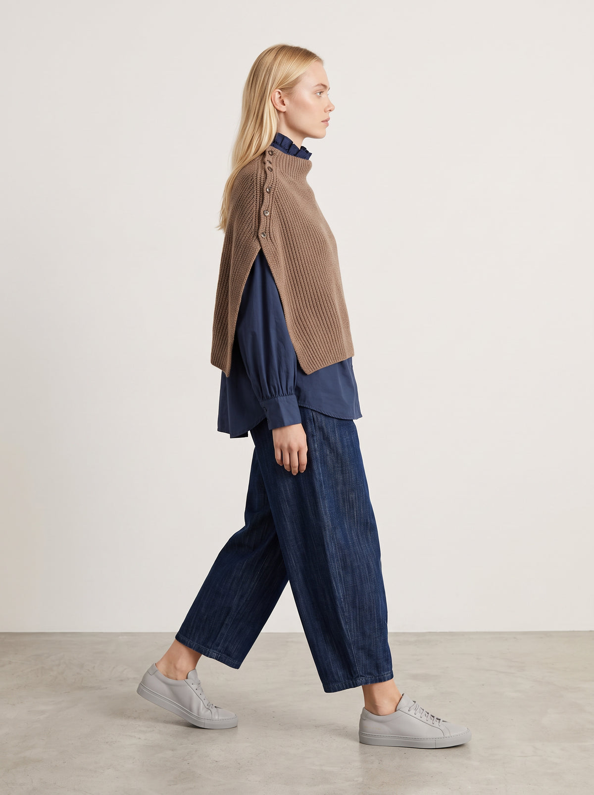 Couvre épaule Camel cacciu porté de profil avec la chemise Victoria et le pantalon Magic barrel denim