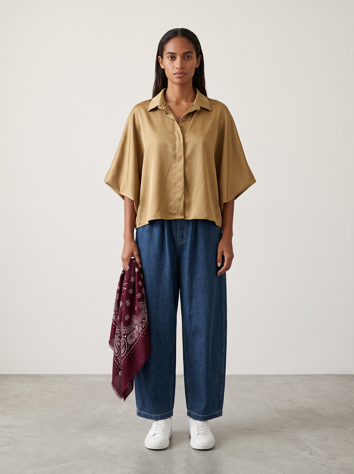 Écharpe Diane Acaï grand format avec blouse Nina camel — en-main