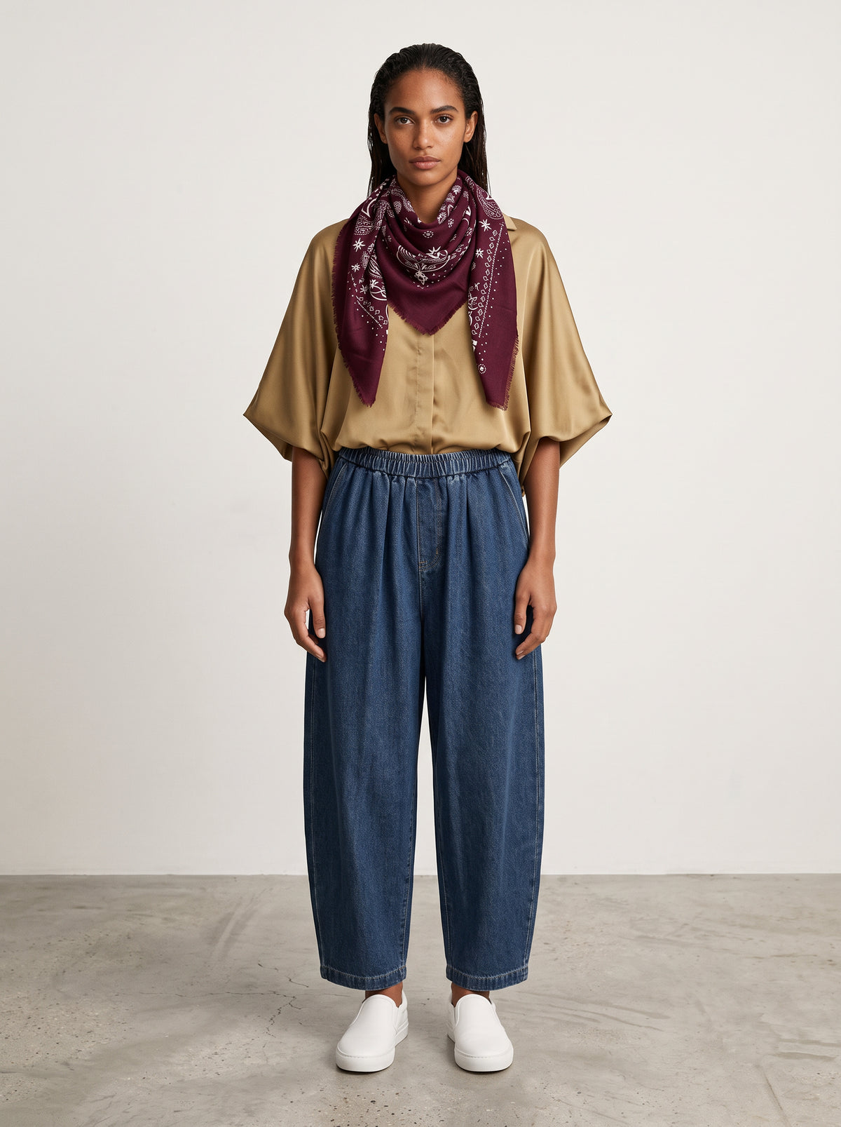 Écharpe Diane Acaï grand format avec blouse Nina camel — face