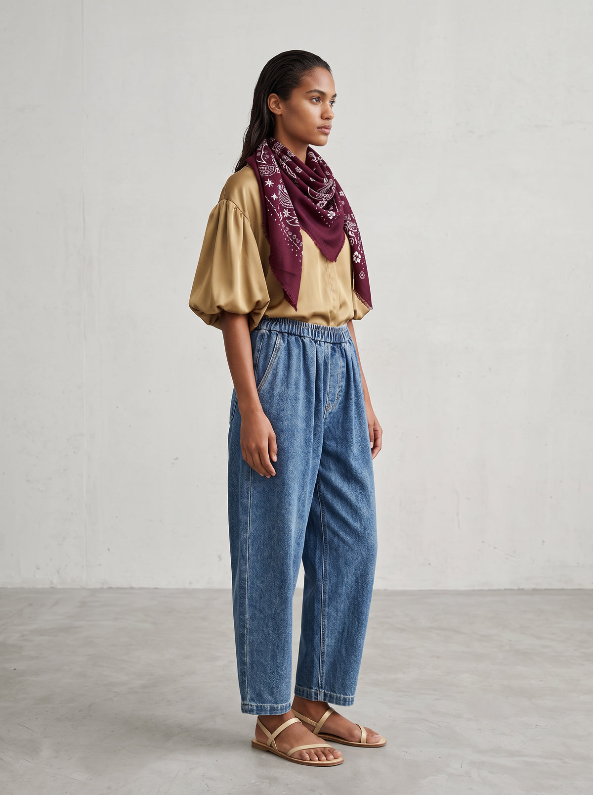 Écharpe Diane Acaï grand format avec blouse Nina camel — profil