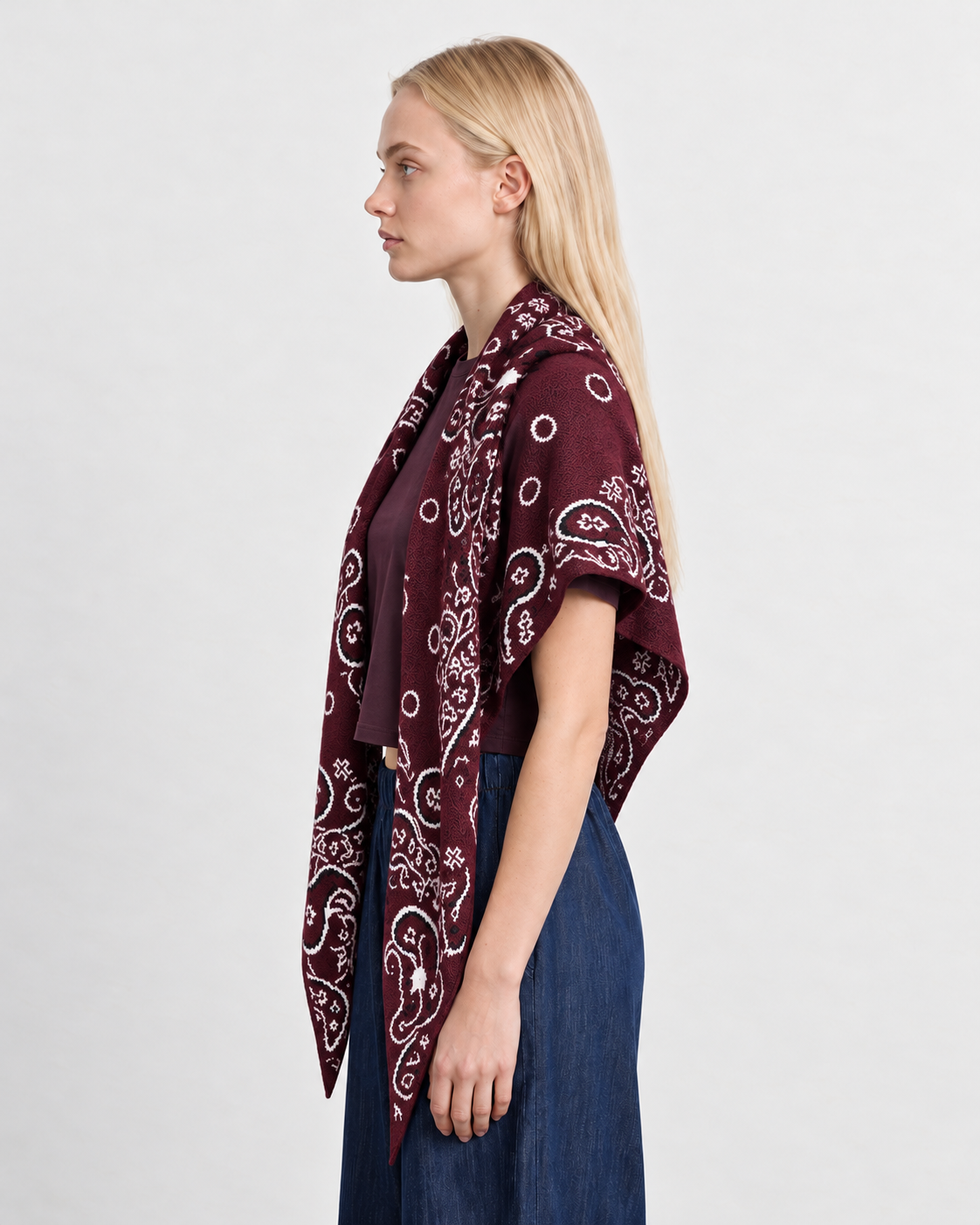 Écharpe bandana Bordeaux grenata portée en châle — vue de profil