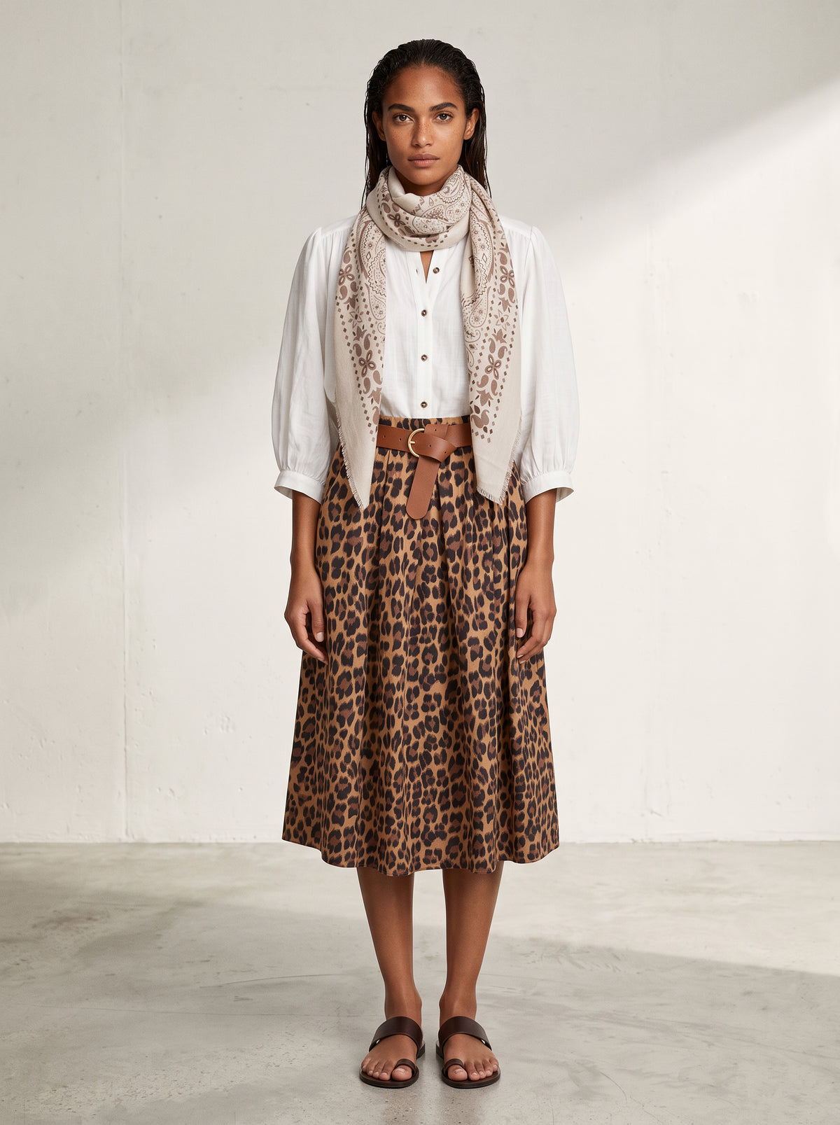 Blouse Oscar blanche, foulard Diana écru et jupe Elio Léo — portés de face