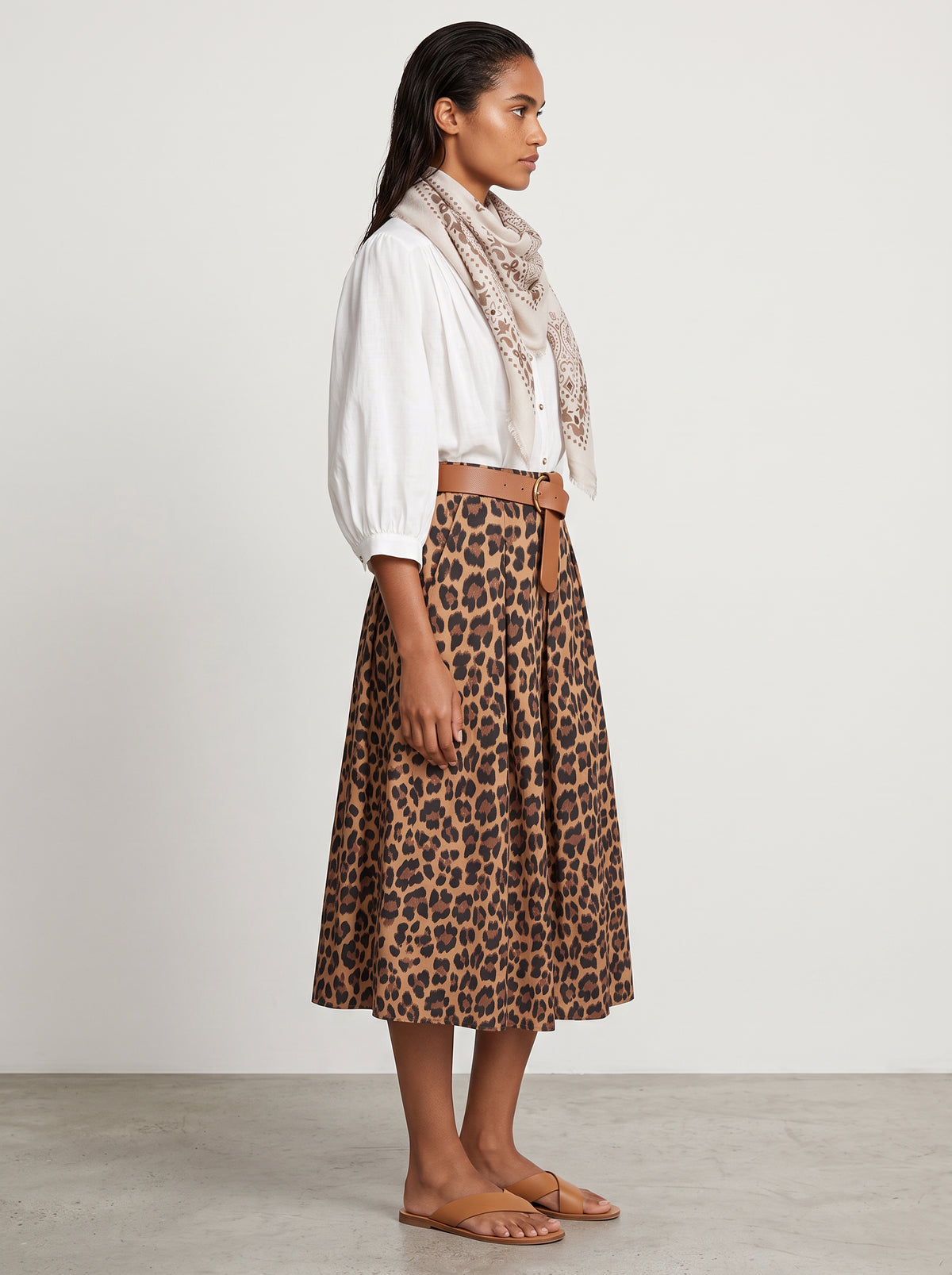 Blouse Oscar blanche, foulard Diana écru et jupe Elio Léo — portés de profil