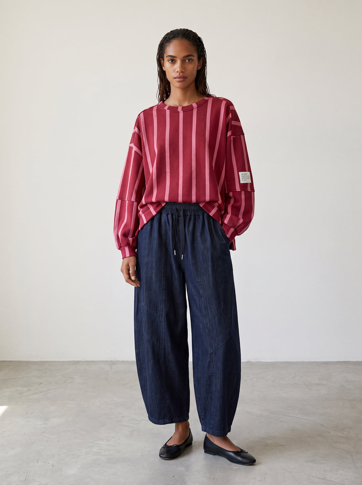 Sweat Estella bordeaux porté avec le jean Jacob — face