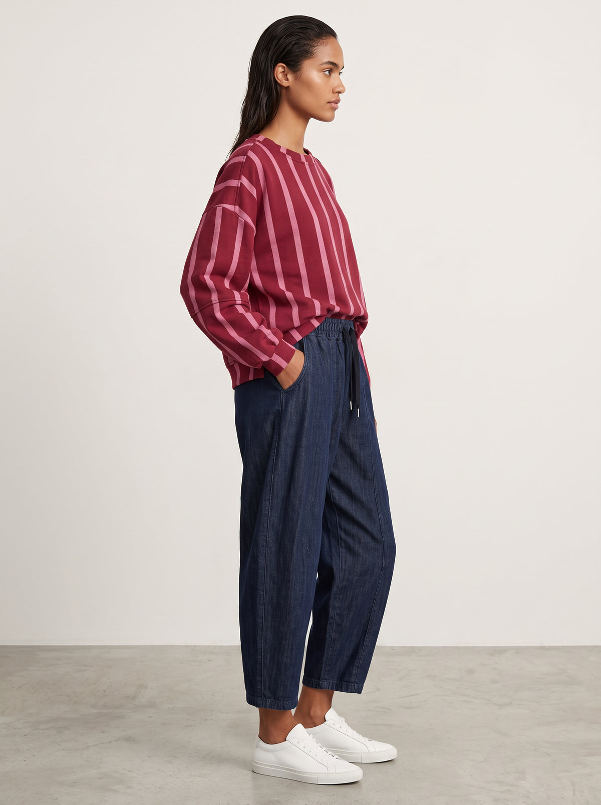 Sweat Estella bordeaux porté avec le jean Jacob — profil