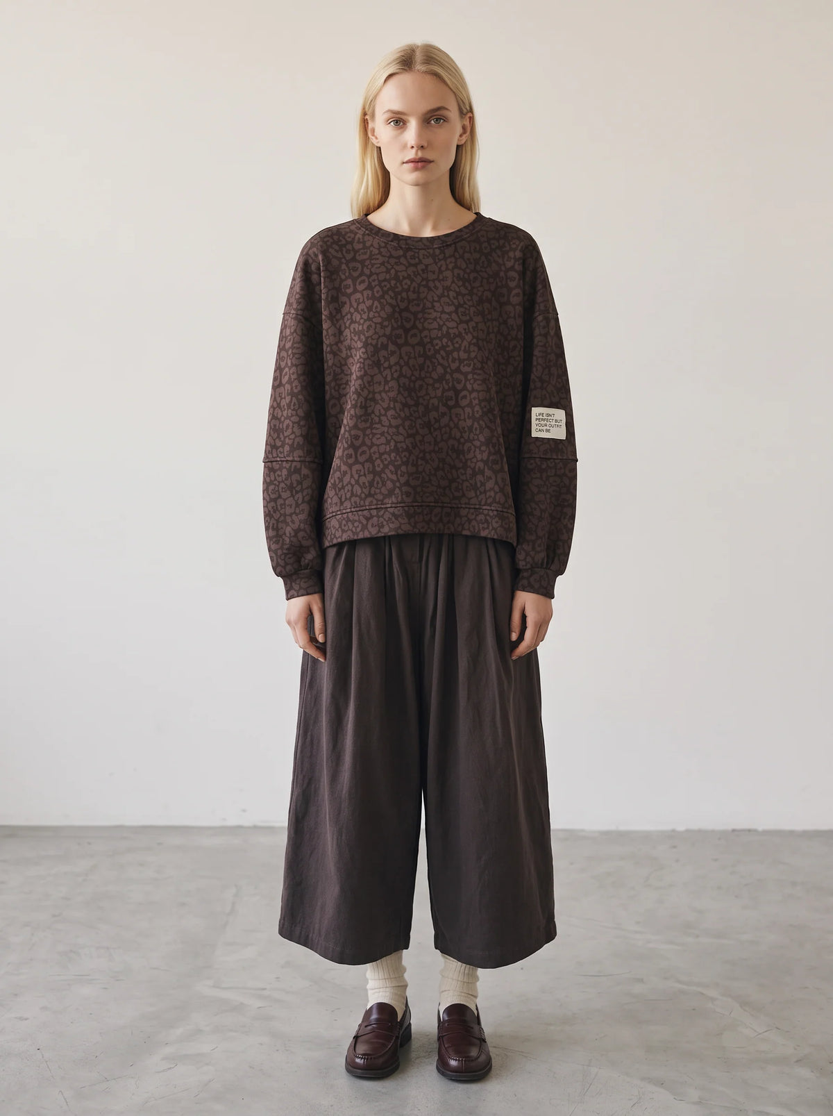 Pantalon Auguste chocolat porté de face