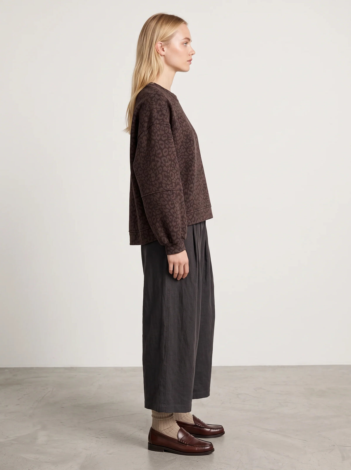 Pantalon Auguste chocolat porté de profil
