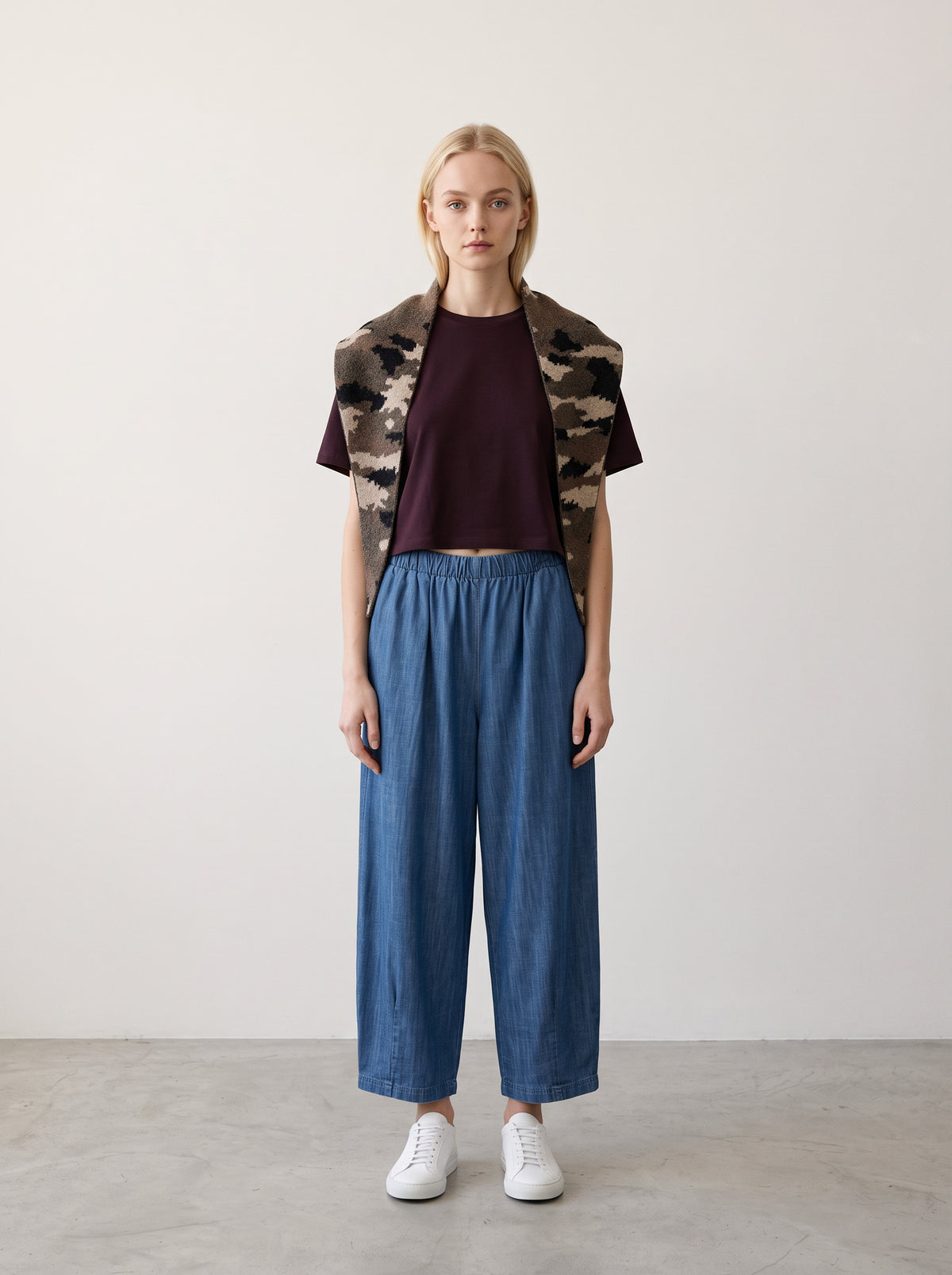 Foulard militaire porté de face avec le tee-shirt Modal et le pantalon Magic barrel denim medium