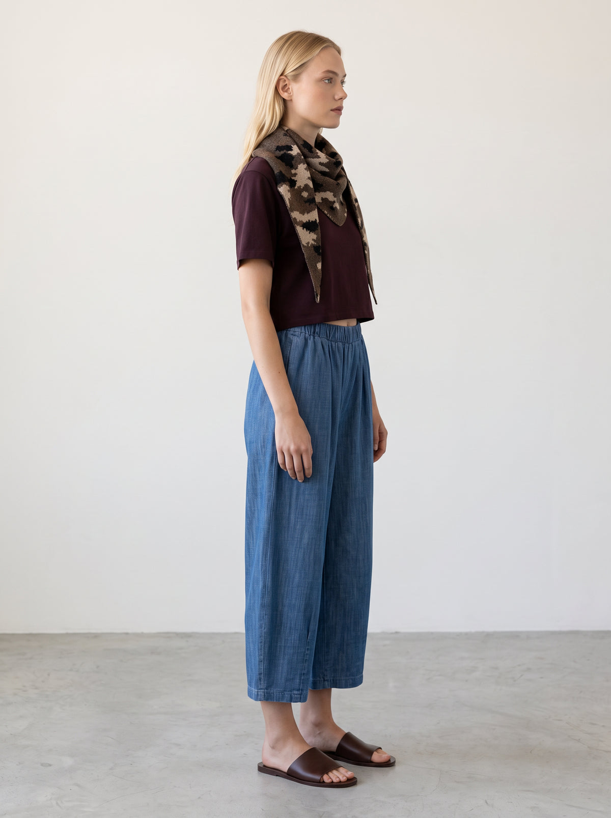 Foulard militaire porté de profil avec le tee-shirt Modal et le pantalon Magic barrel denim medium