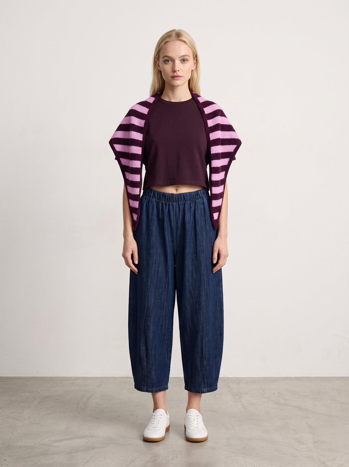 Foulard rayé Acaï & rose baby porté de face avec le tee-shirt Modal et le pantalon Magic barrel denim