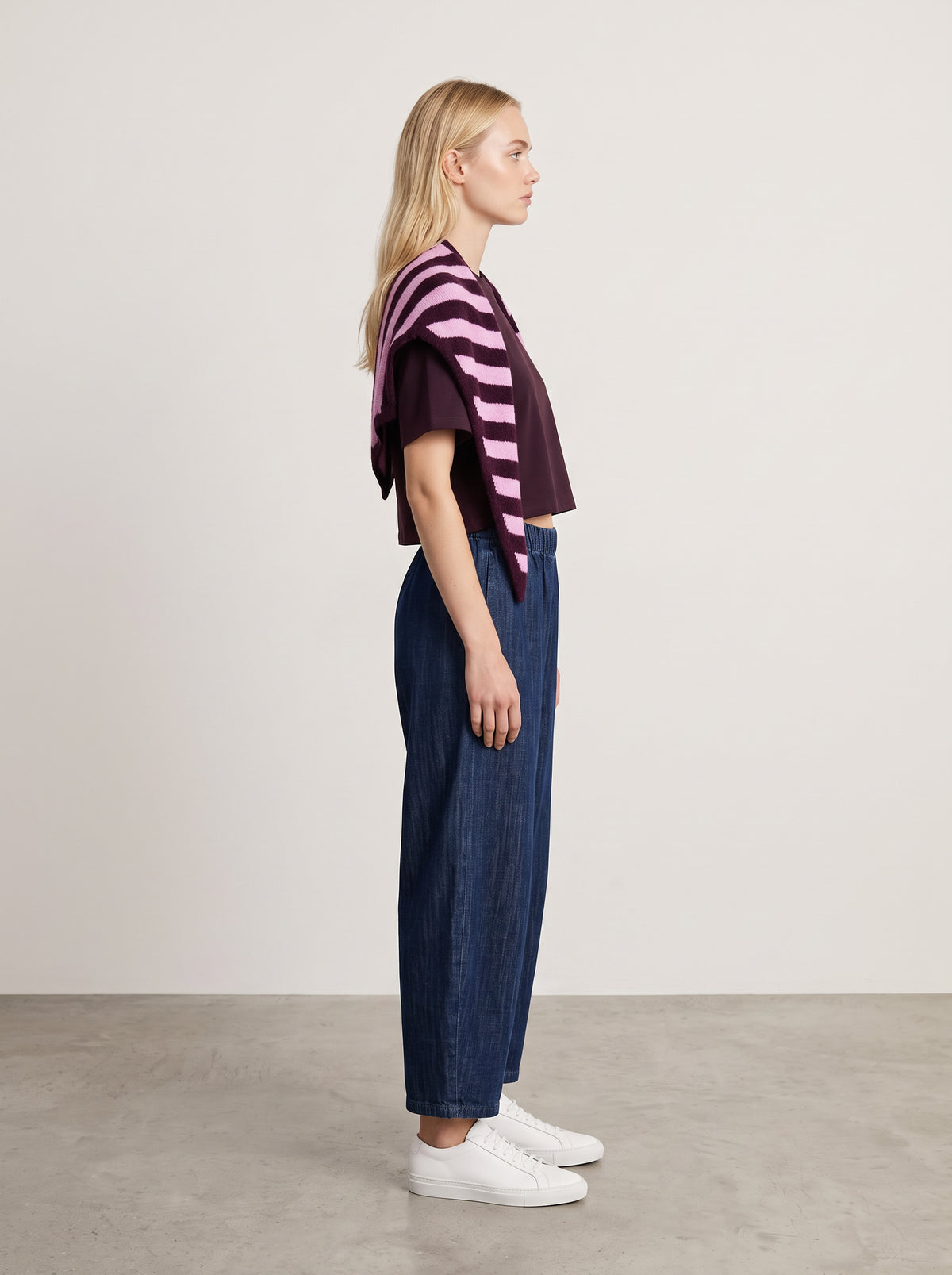 Foulard rayé Acaï & rose baby porté de profil avec le tee-shirt Modal et le pantalon Magic barrel denim
