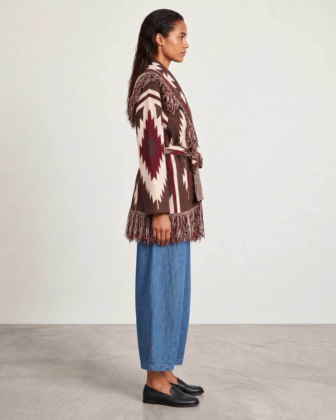 Gilet Cheyenne Choco moro porté de profil avec le pantalon Magic barrel denim medium