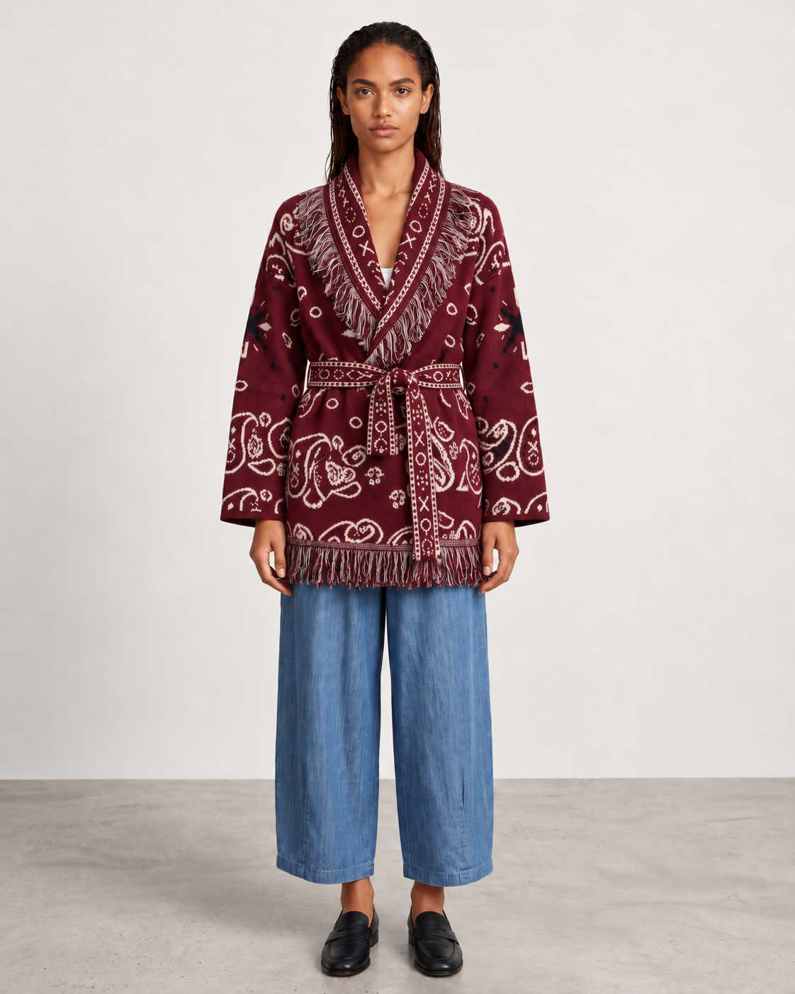 Gilet kimono bandana Bordeaux grenata porté de face avec le pantalon Magic barrel denim medium