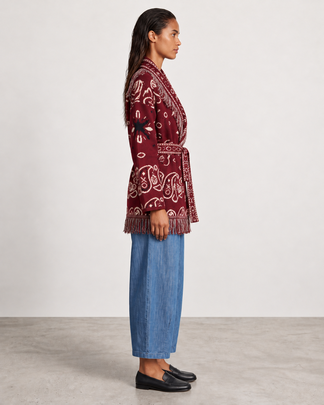 Gilet kimono bandana Bordeaux grenata porté de profil avec le pantalon Magic barrel denim medium