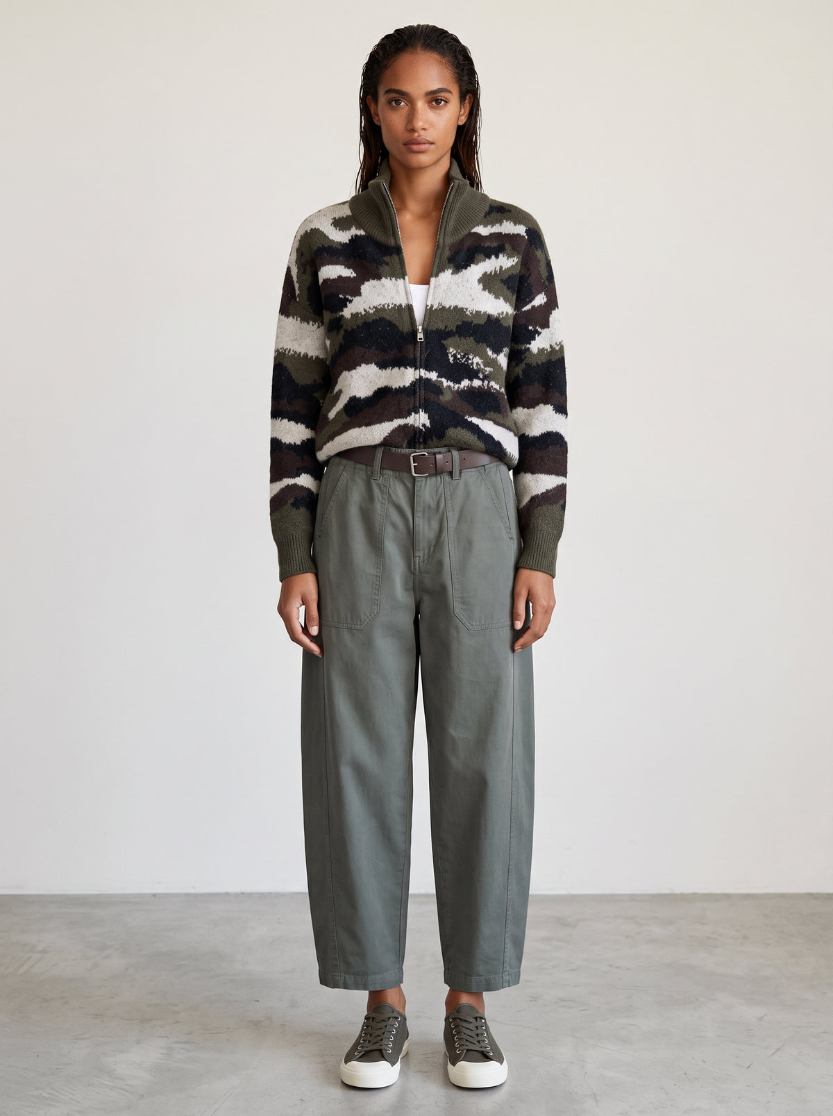 Gilet Militaire kaki porté de face avec le pantalon Barrel kaki
