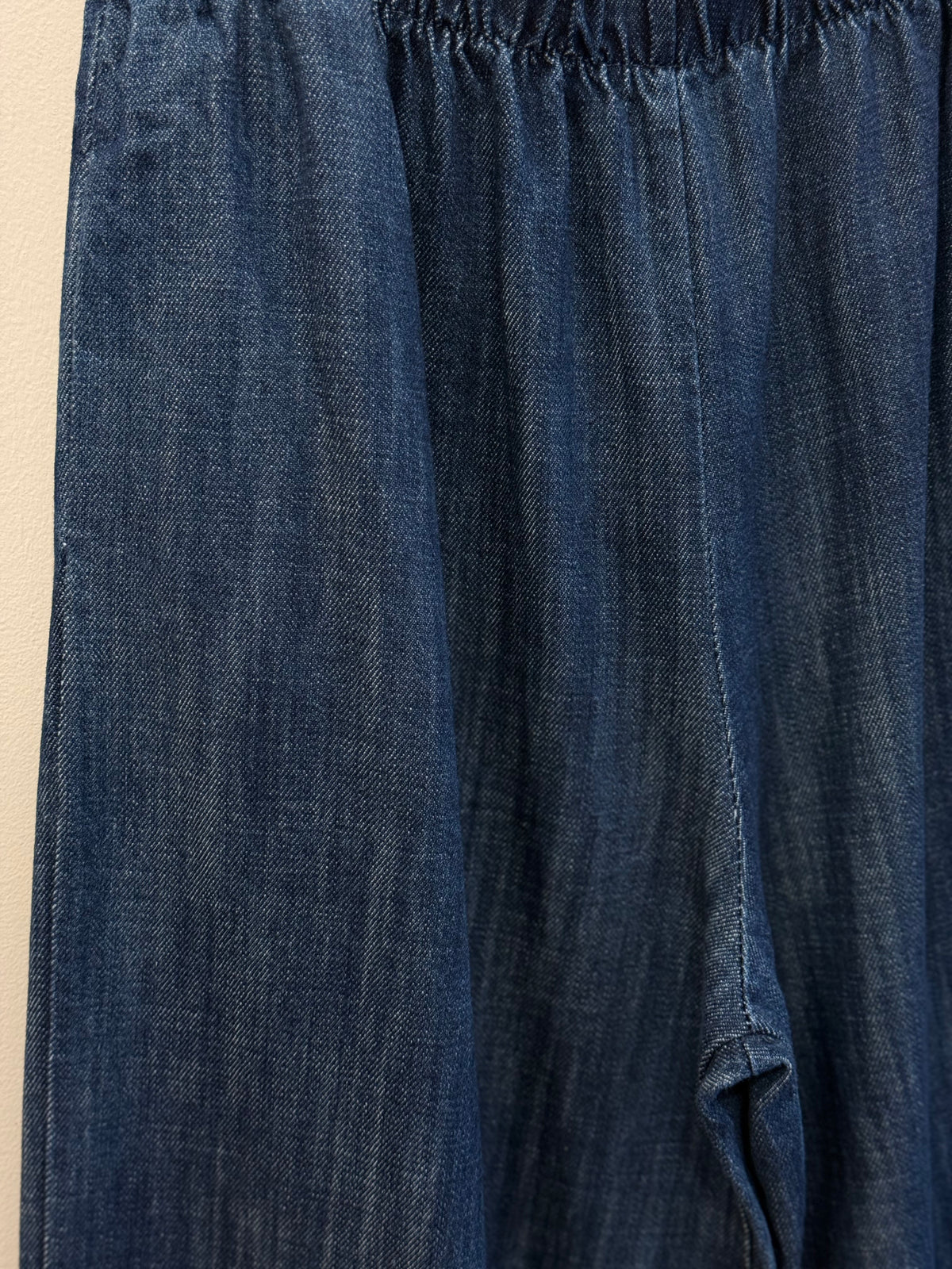 Détail de la matière dark denim et de la poche du pantalon Magic barrel