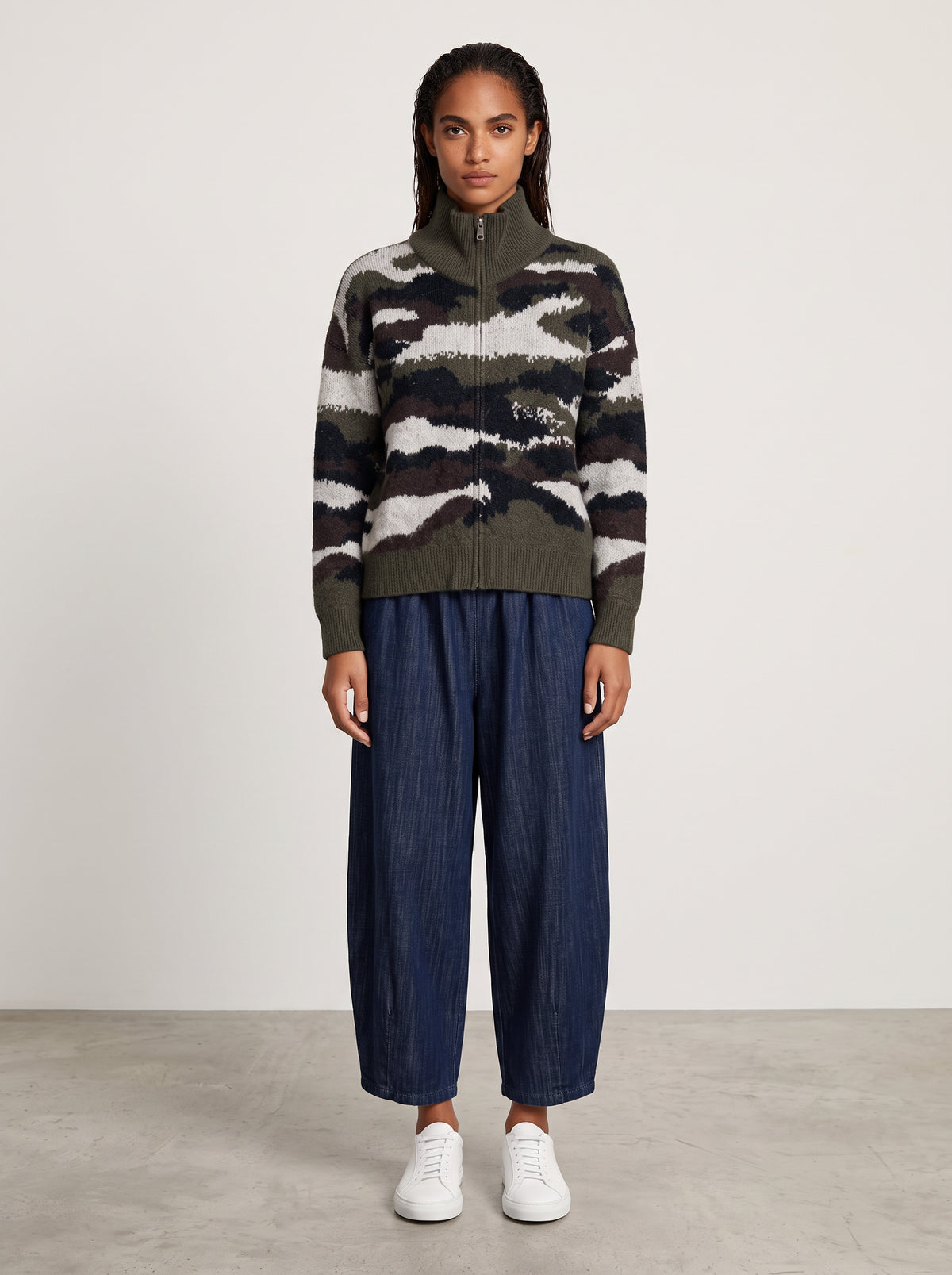 Pantalon Magic barrel dark denim porté de face