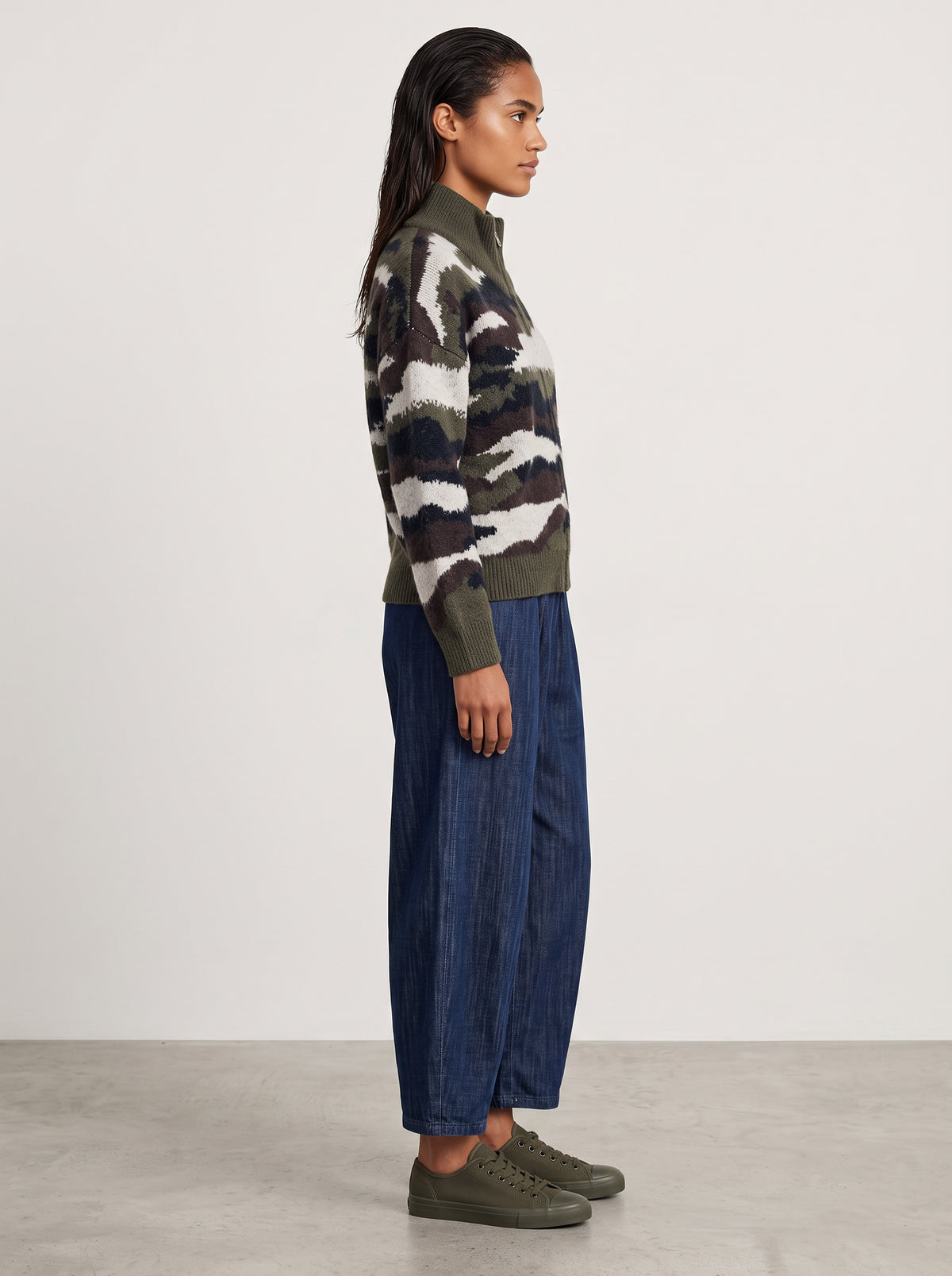 Pantalon Magic barrel dark denim porté de profil