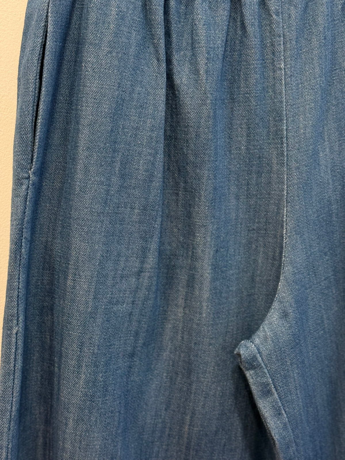 Détail du denim medium du pantalon Magic barrel