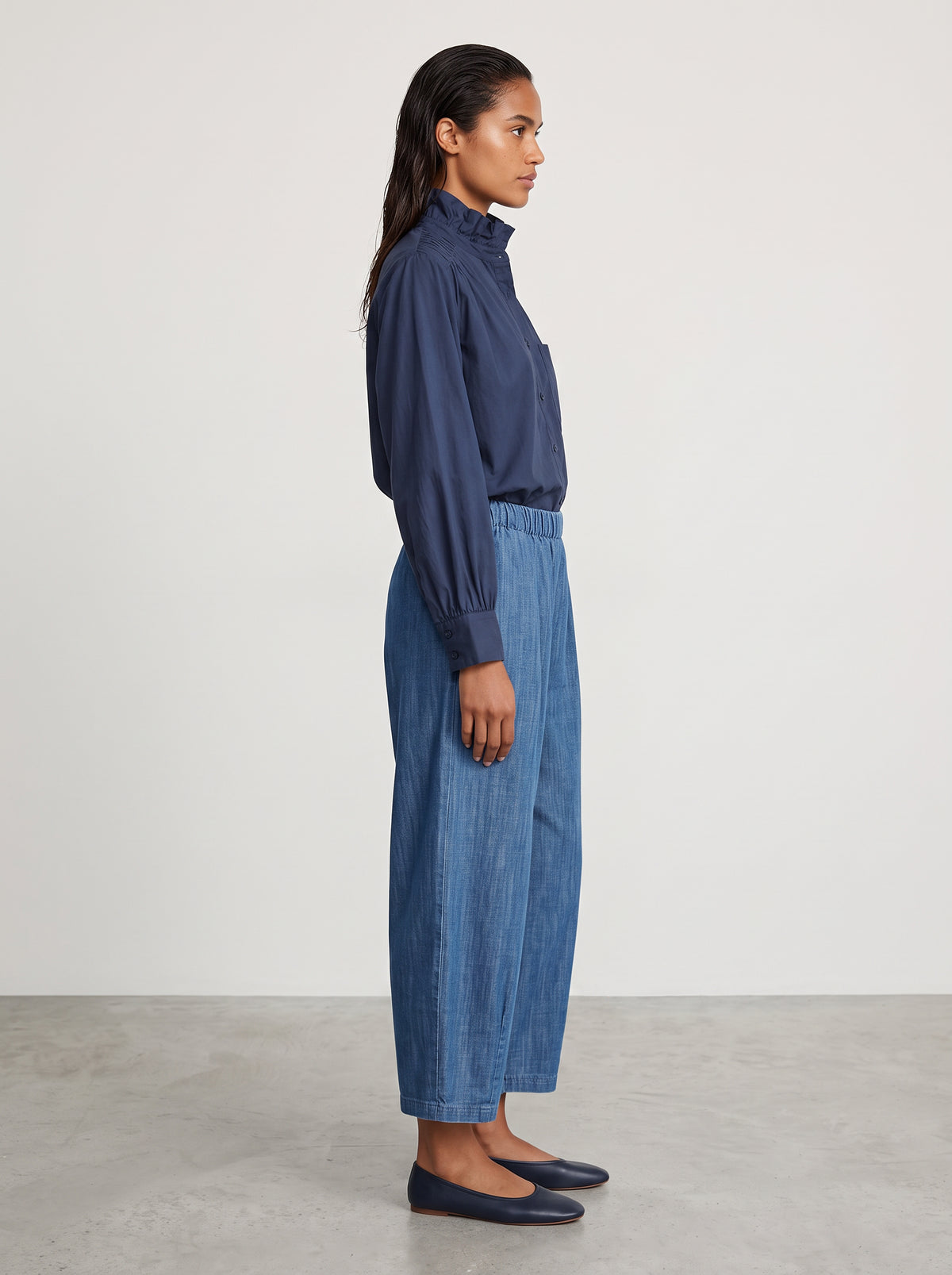 Pantalon Magic barrel denim medium porté de profil