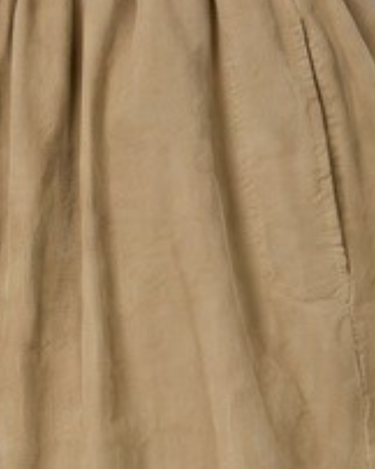 Détail de la poche et du velours fin du pantalon Magic beige cachemire