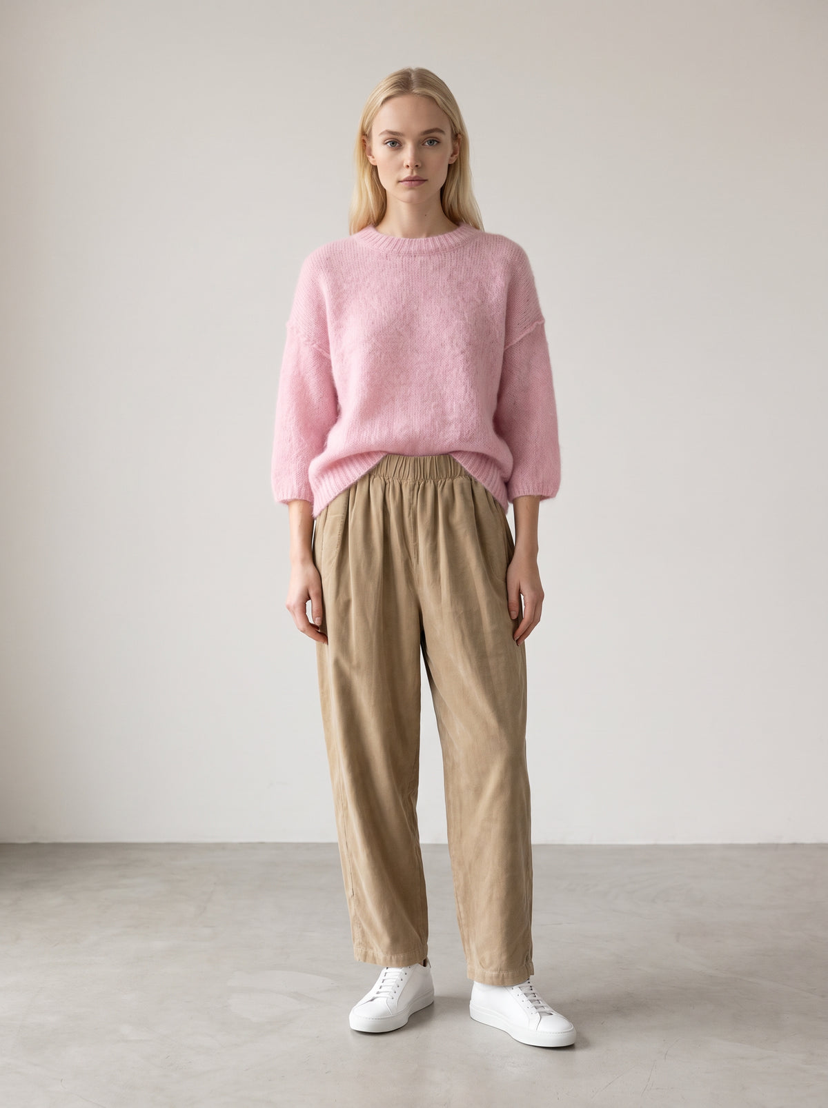 Pantalon Magic beige cachemire porté de face avec le pull Billie rose