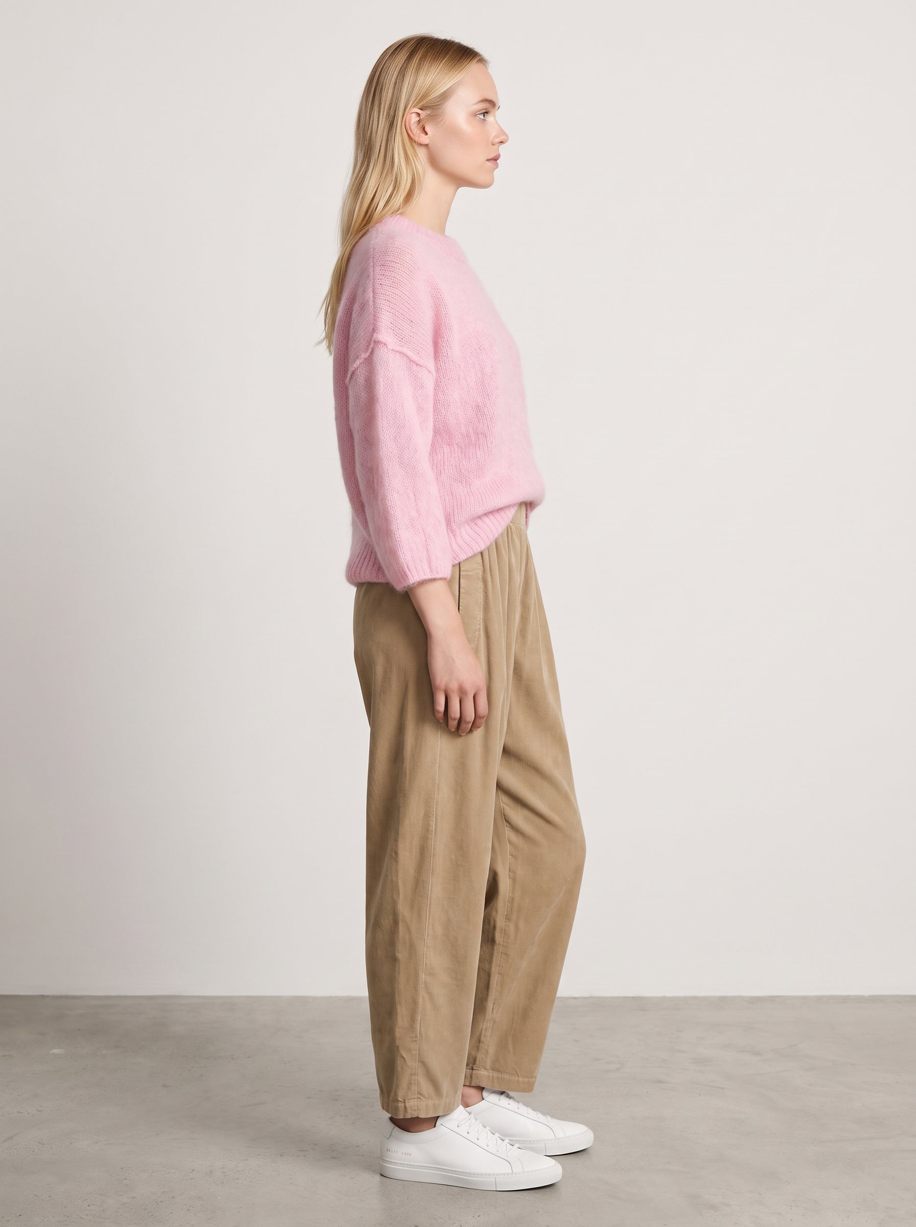 Pantalon Magic beige cachemire porté de profil avec le pull Billie rose