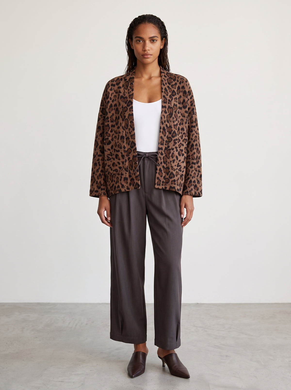 Veste Mahaut léopard camel et pantalon Gaspard choco portés de face