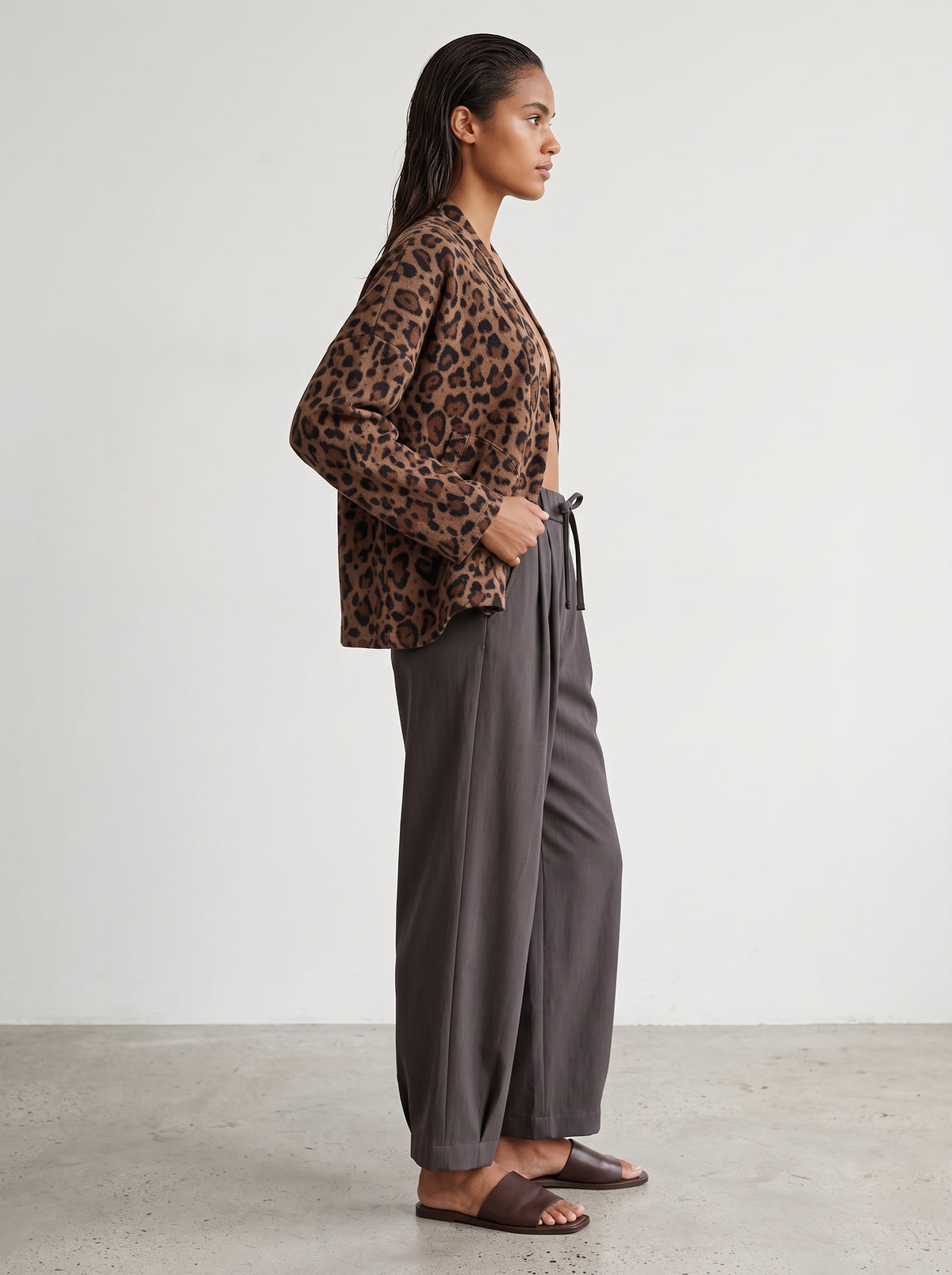 Veste Mahaut léopard camel et pantalon Gaspard choco portés de profil