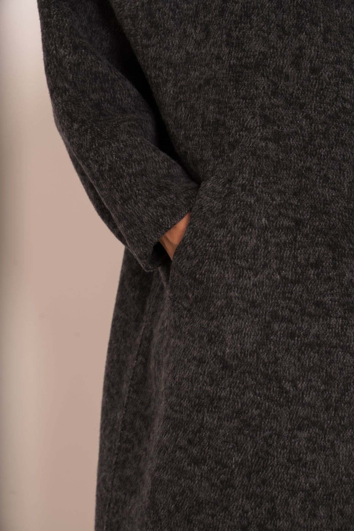 Manteau Aurelie anthracite — détail du tissu et de la poche