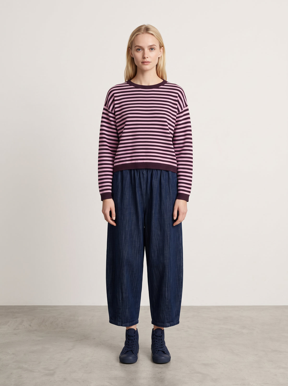 Pull Marinière Violette Acaï & rose baby porté de face avec le pantalon Magic barrel dark denim