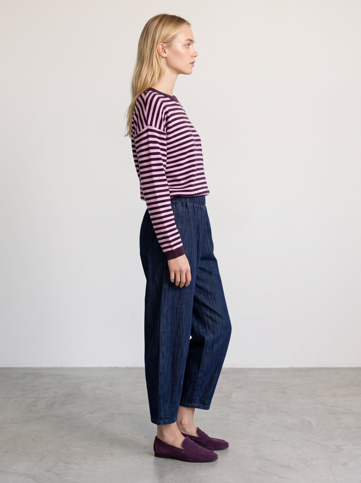 Pull Marinière Violette Acaï & rose baby porté de profil avec le pantalon Magic barrel dark denim