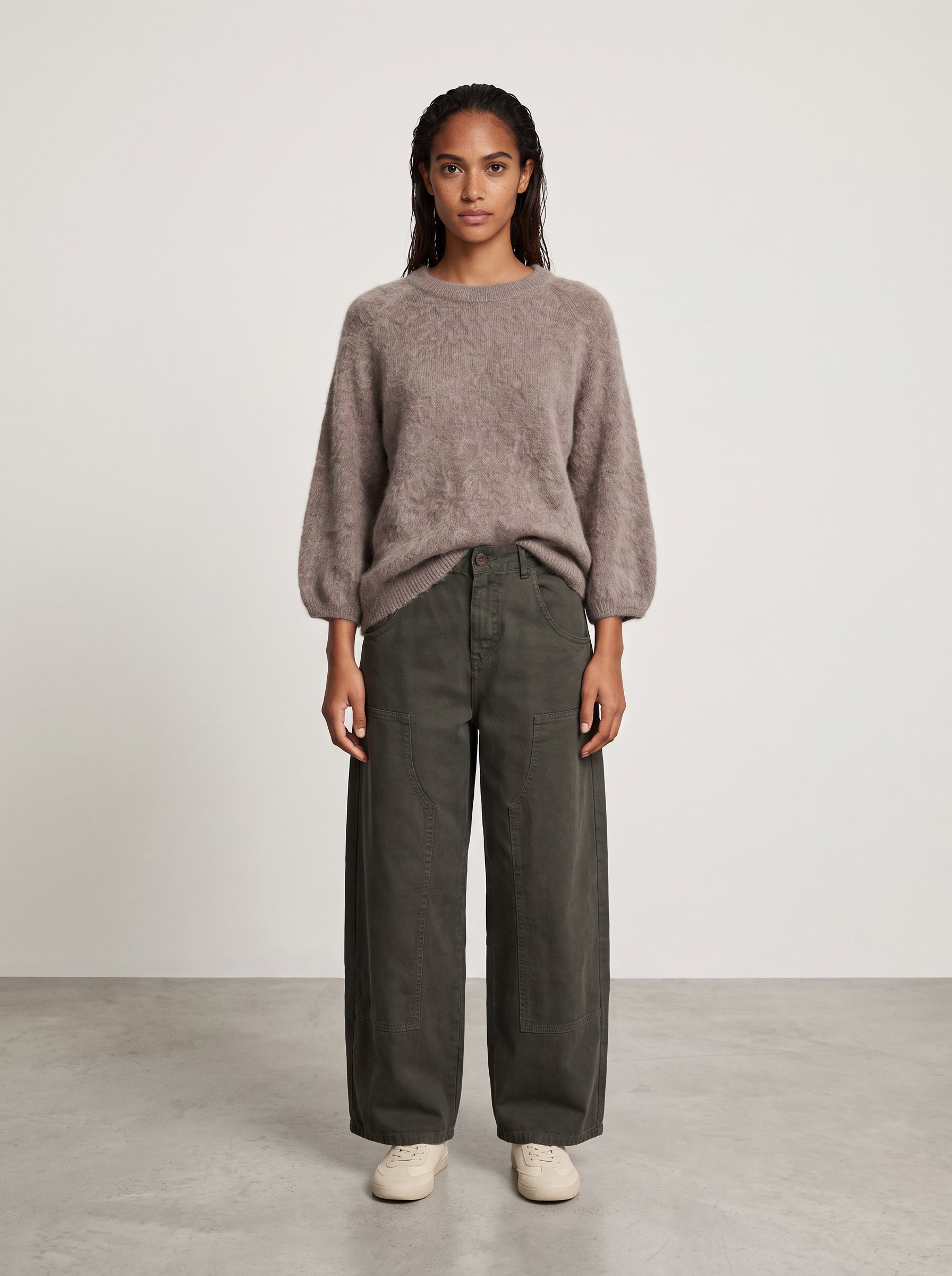 Pantalon Montréal kaki porté de face avec le pull Paco taupe