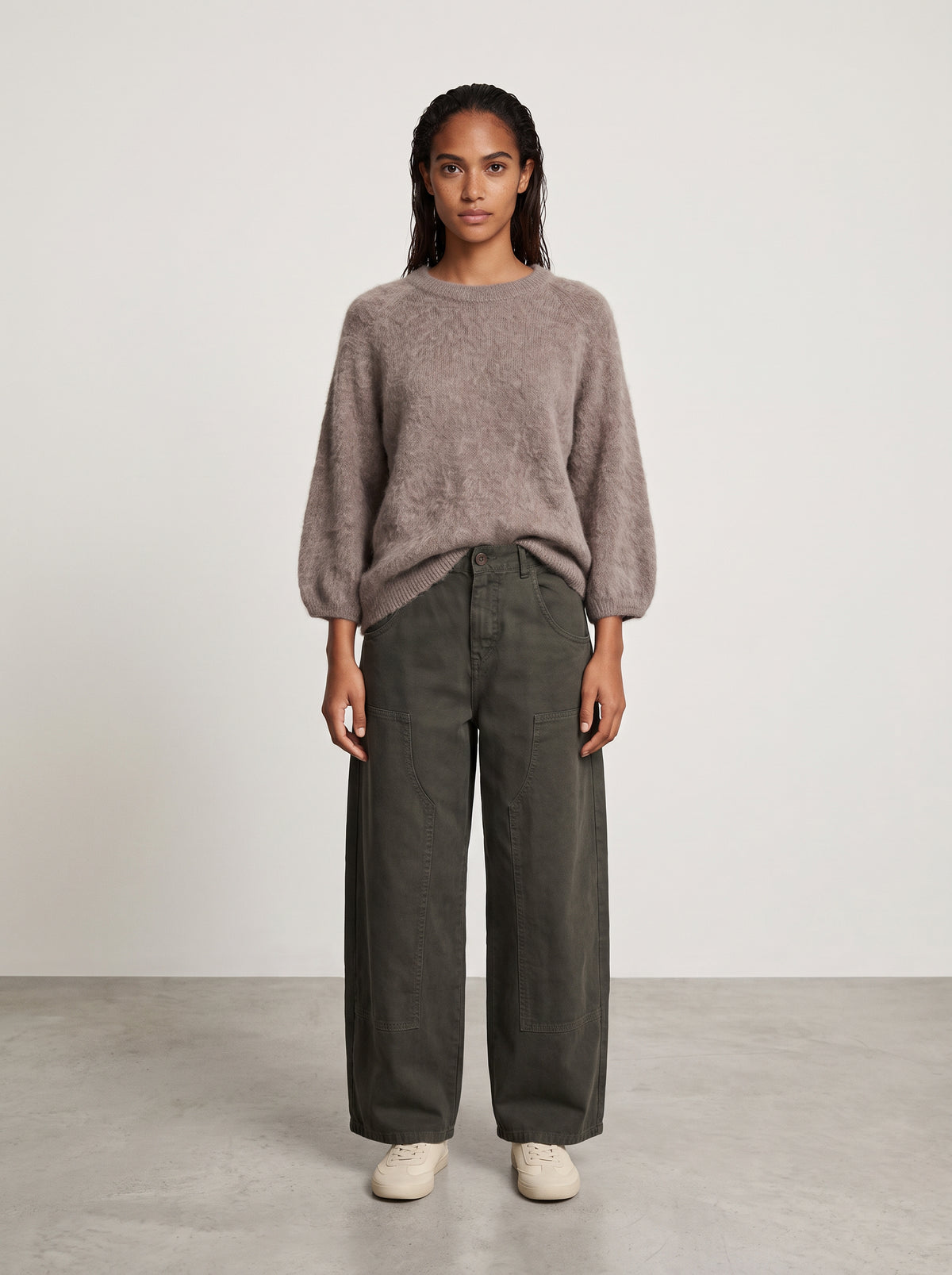 Pantalon Montréal kaki porté de face avec le pull Paco taupe