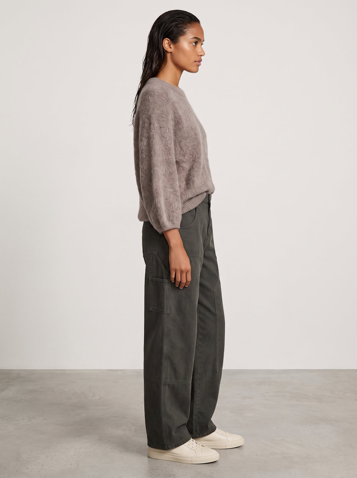 Pantalon Montréal kaki porté de profil avec le pull Paco taupe