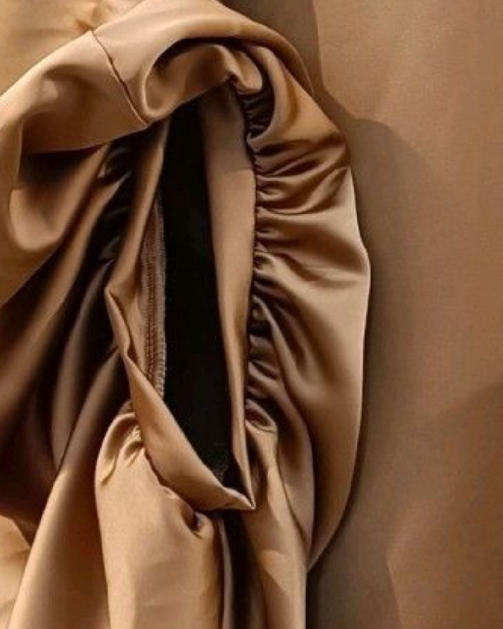 Blouse Nina camel — détail manche et satin