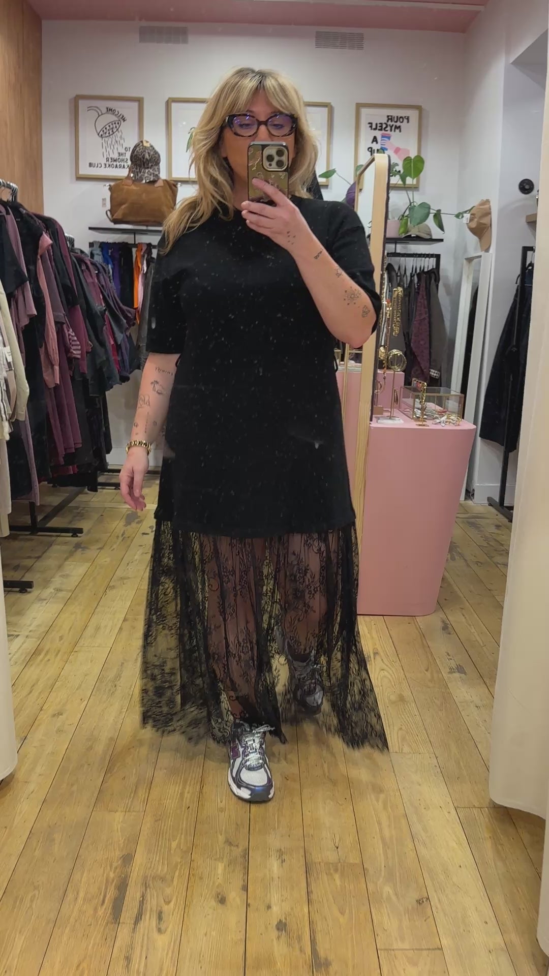 Robe Julie noire — essayage en boutique