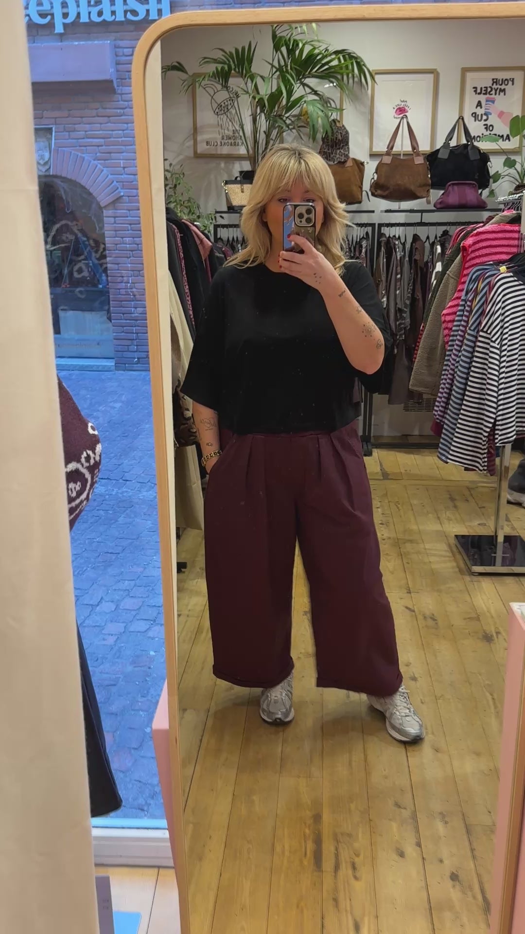 Tee-shirt Mickey noir — vidéo portée sans son